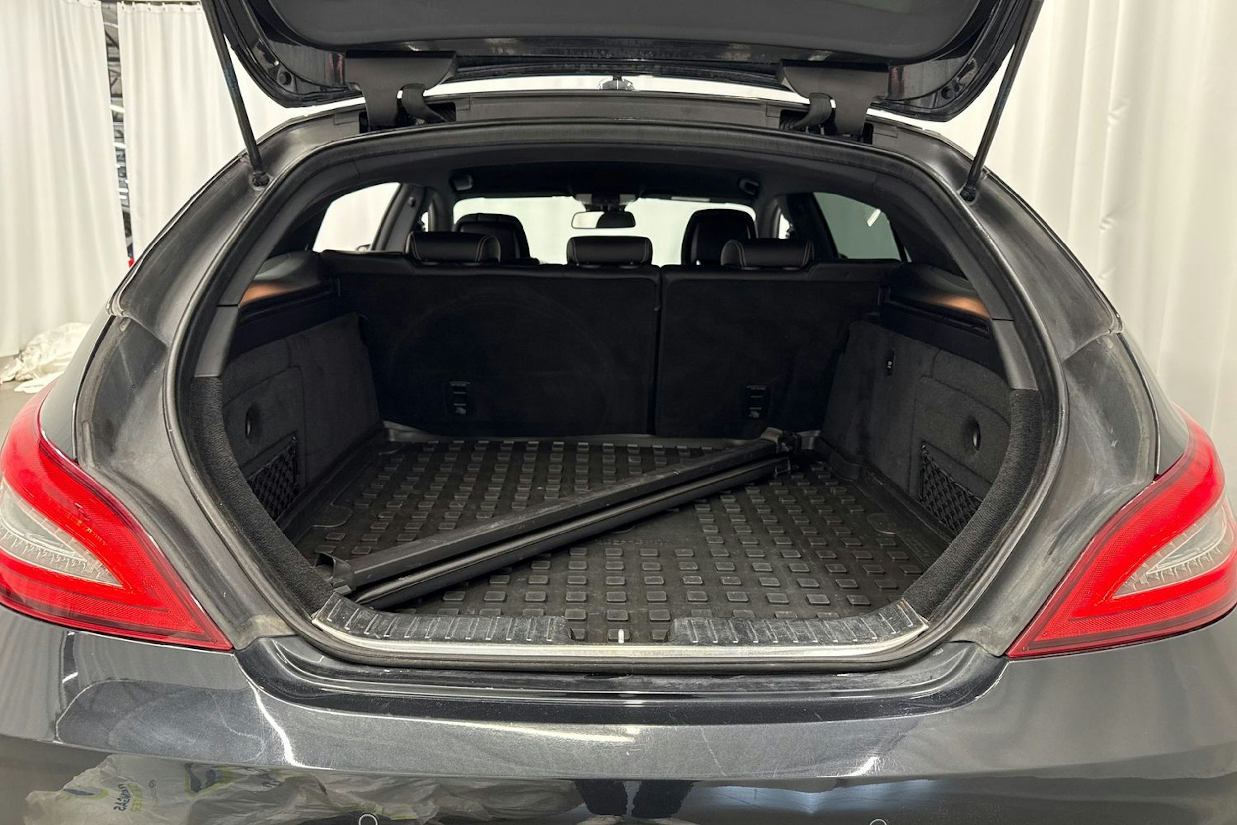 musta Mercedes-Benz CLS 2016 kuva 15.
