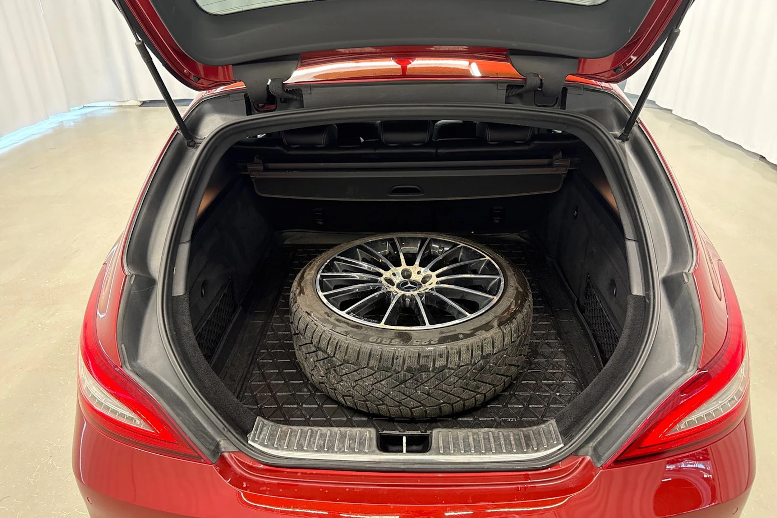 punainen Mercedes-Benz CLS 2017 kuva 14.