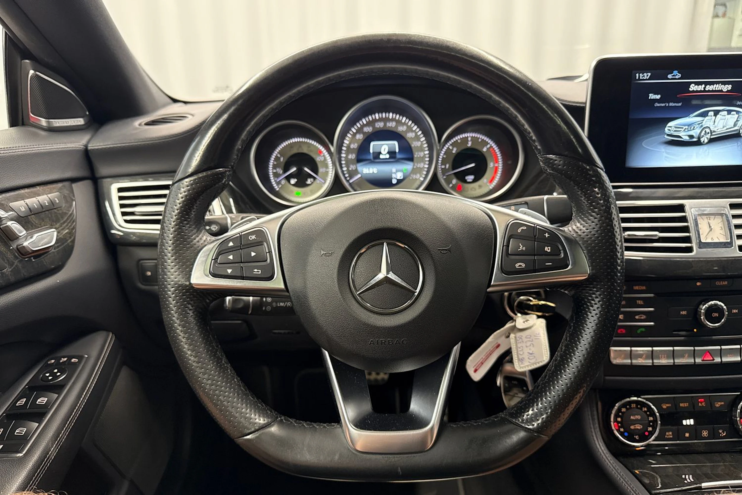punainen Mercedes-Benz CLS 2017 kuva 15.