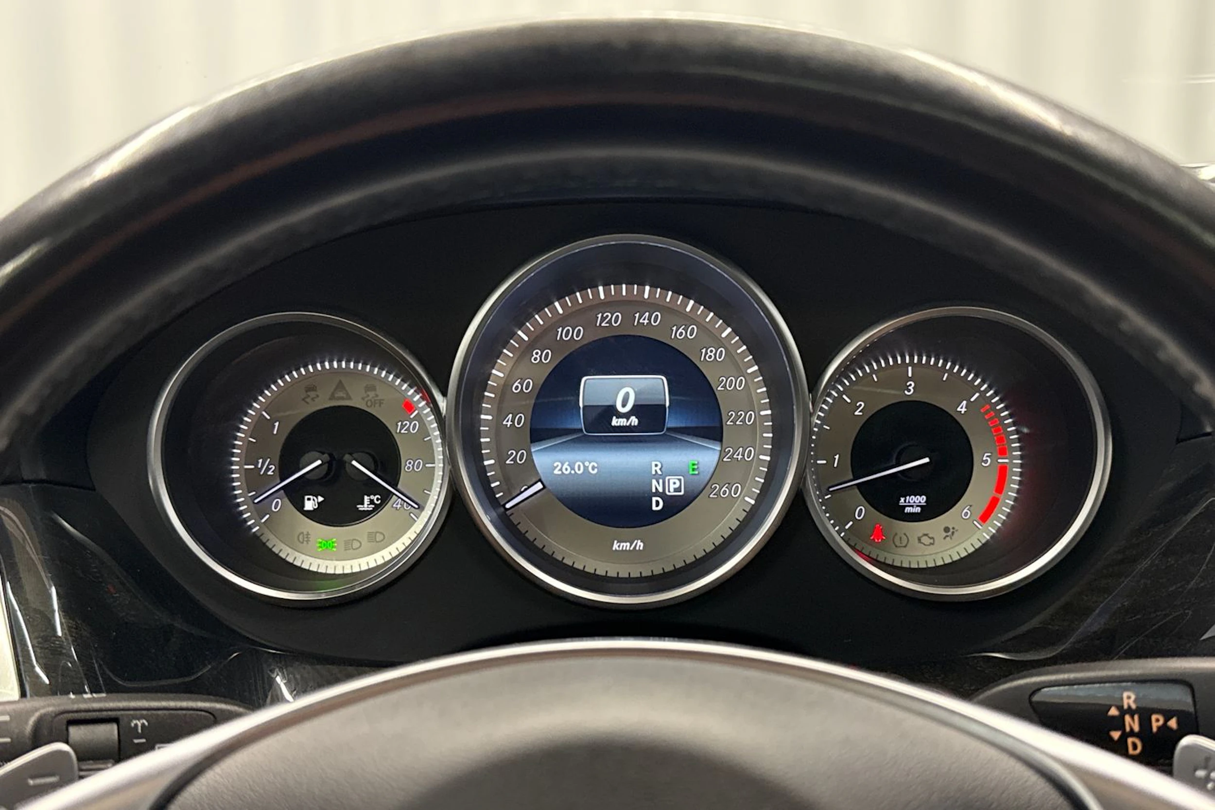 punainen Mercedes-Benz CLS 2017 kuva 16.