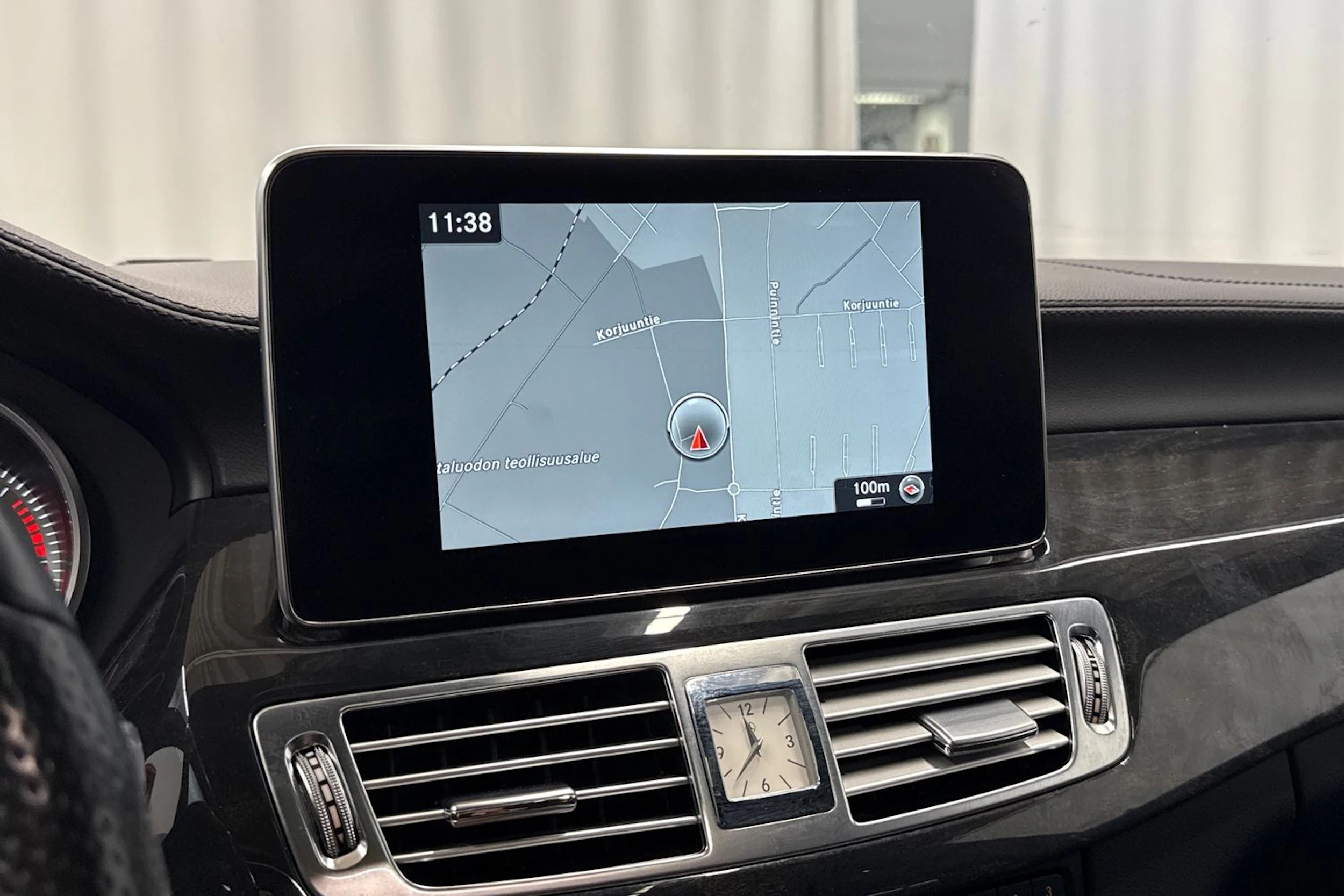 punainen Mercedes-Benz CLS 2017 kuva 19.