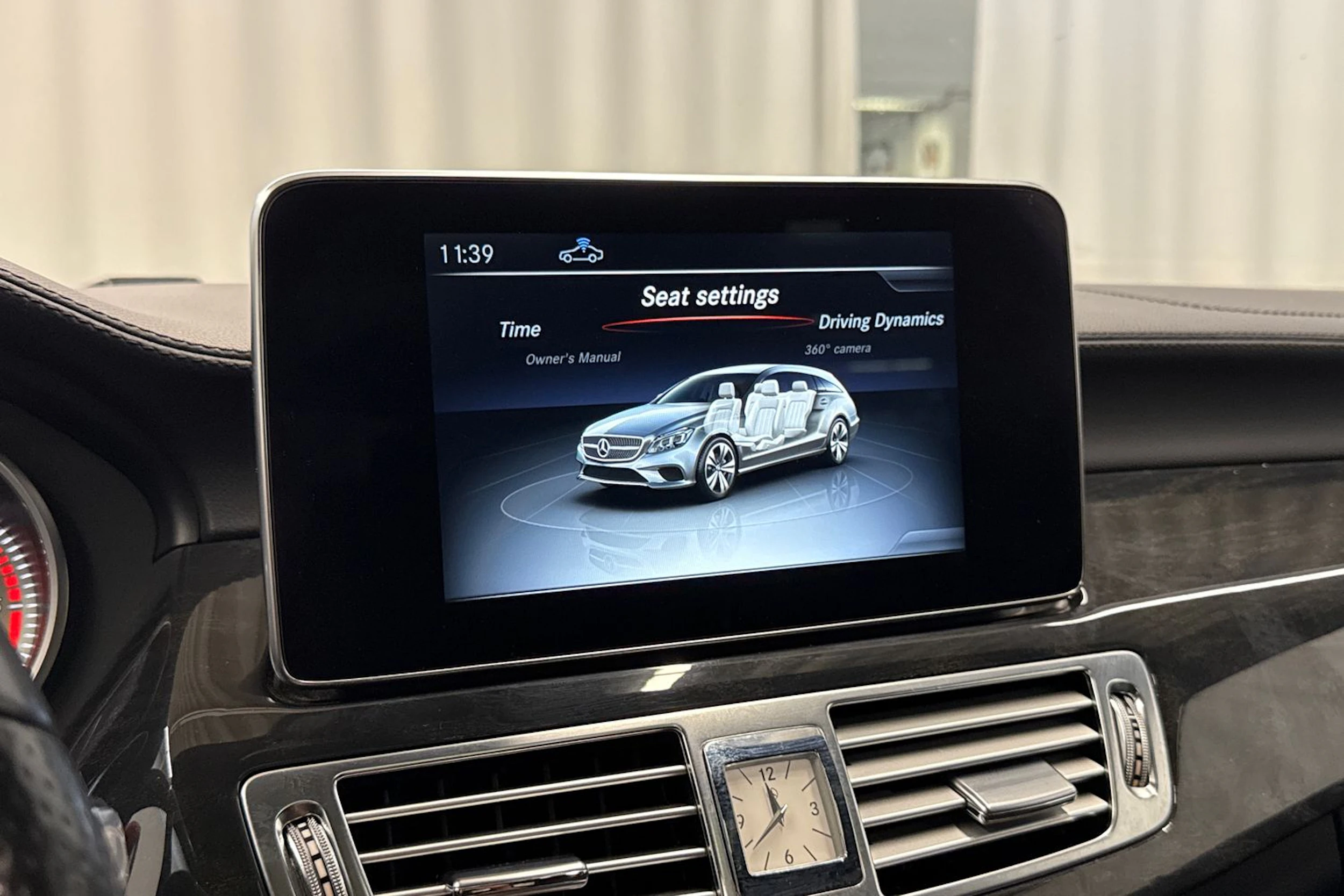 punainen Mercedes-Benz CLS 2017 kuva 20.
