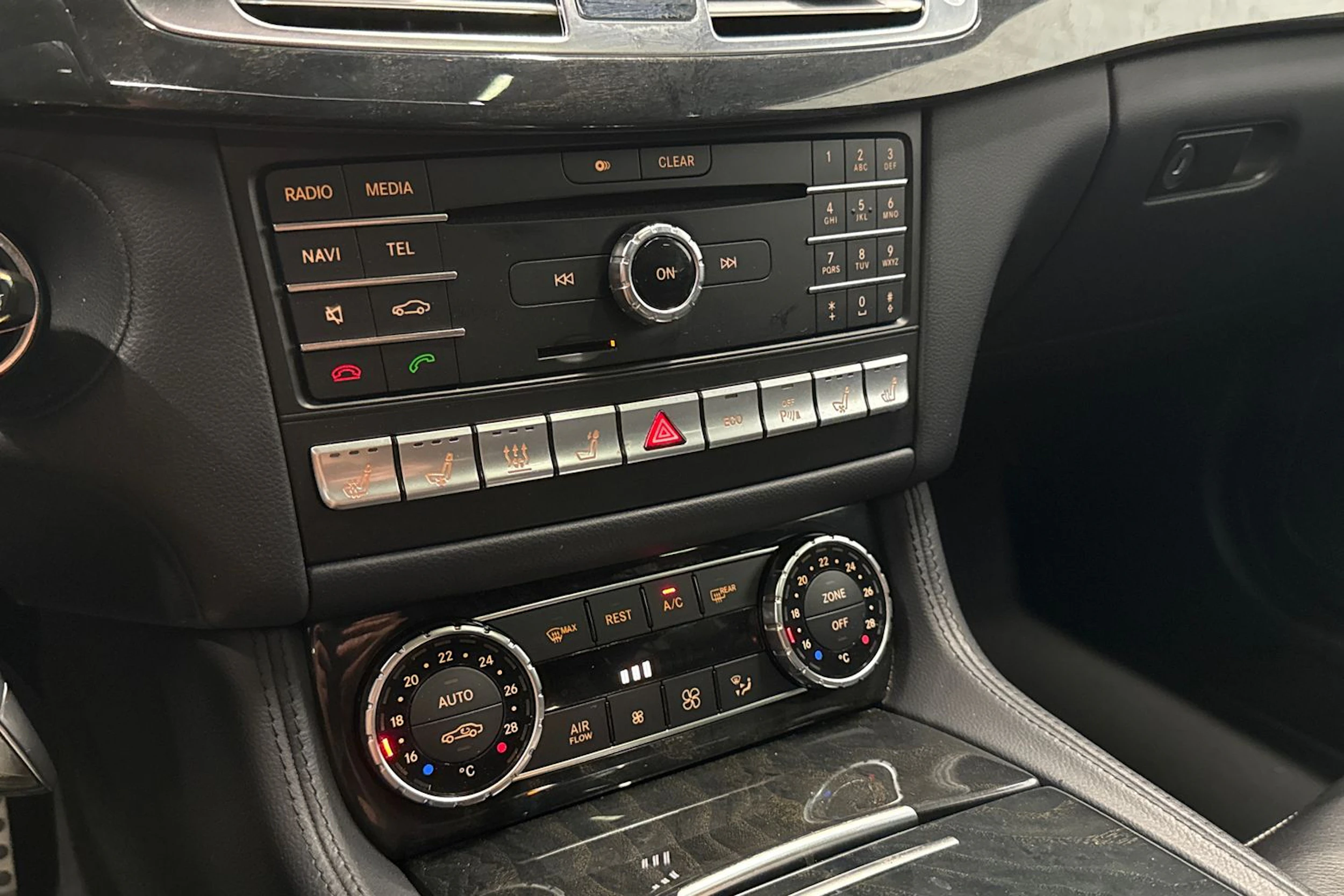 punainen Mercedes-Benz CLS 2017 kuva 21.