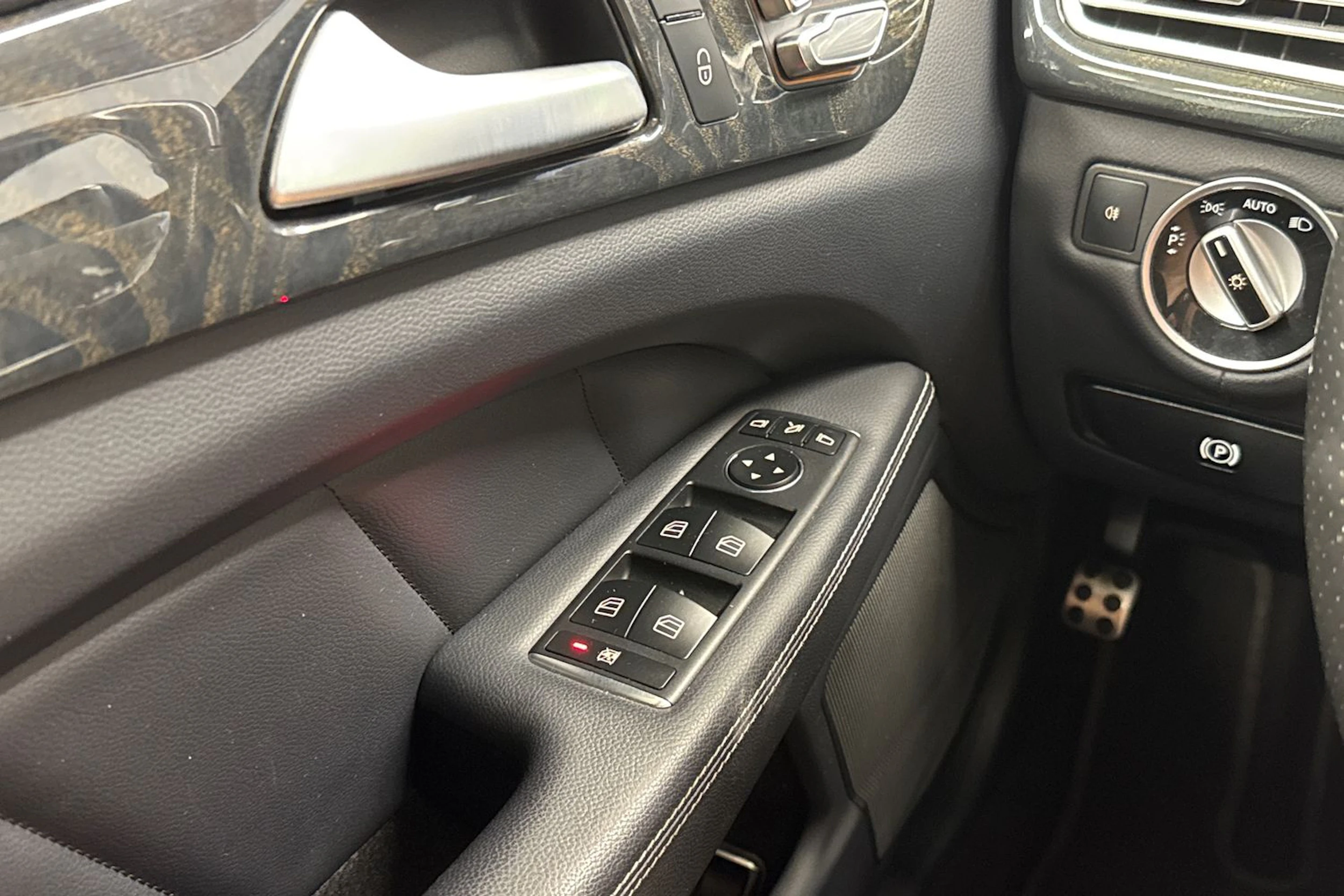 punainen Mercedes-Benz CLS 2017 kuva 24.