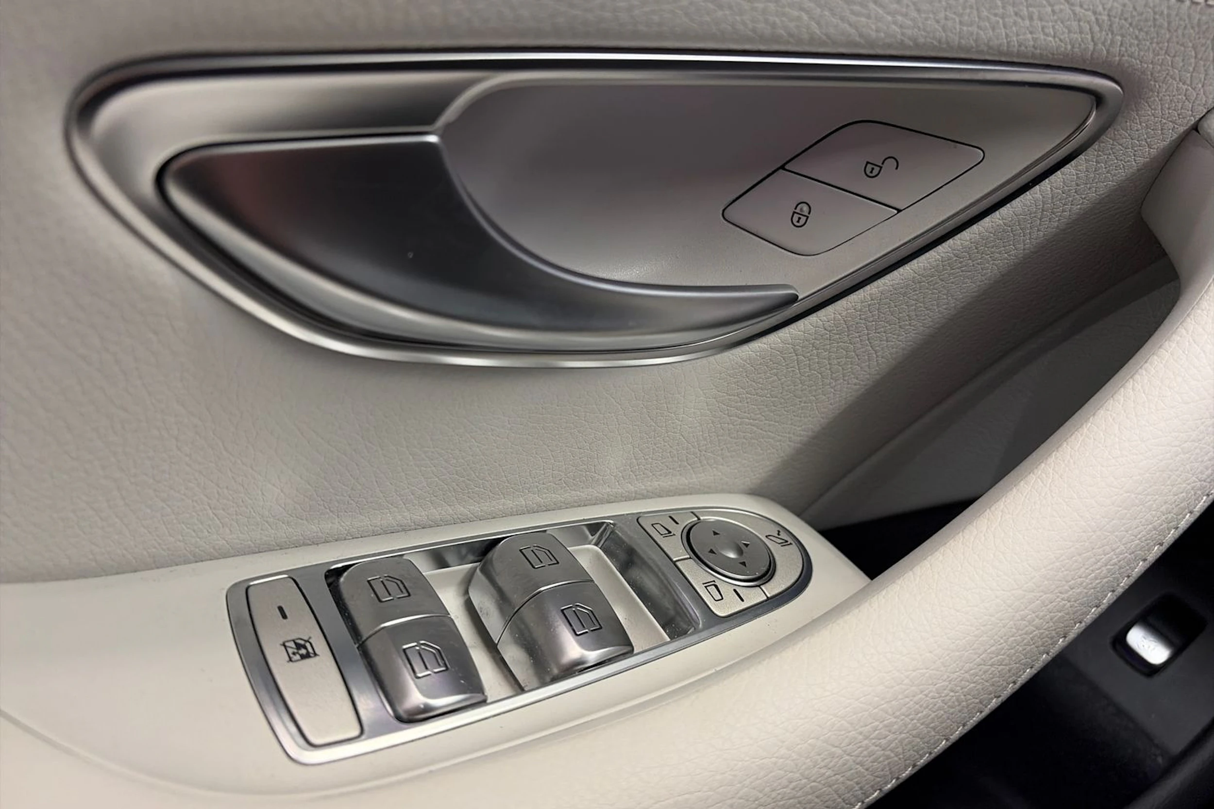 Harmaa Mercedes-Benz CLS 2022 kuva 33.