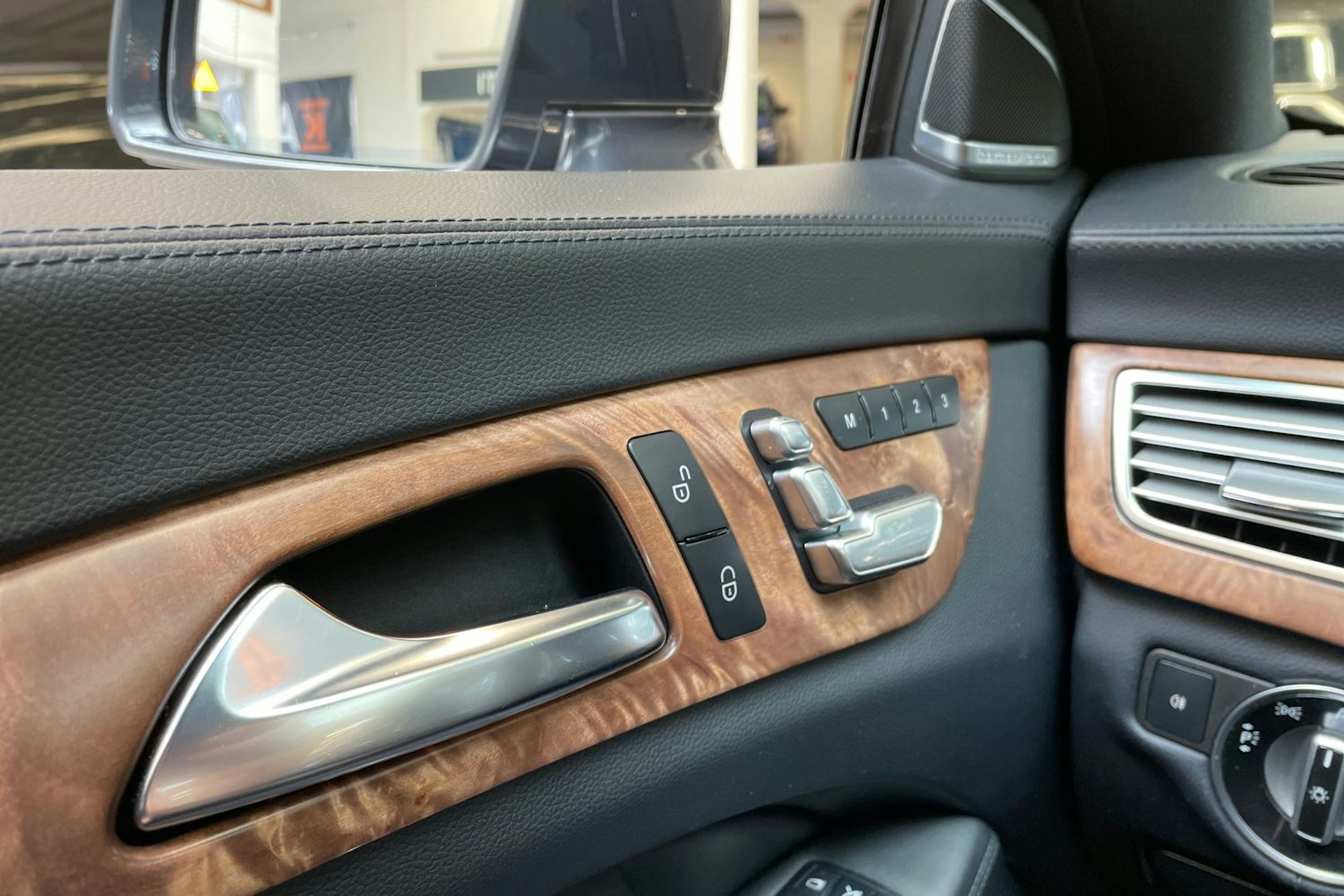 harmaa Mercedes-Benz CLS 63 AMG 2011 kuva 18.