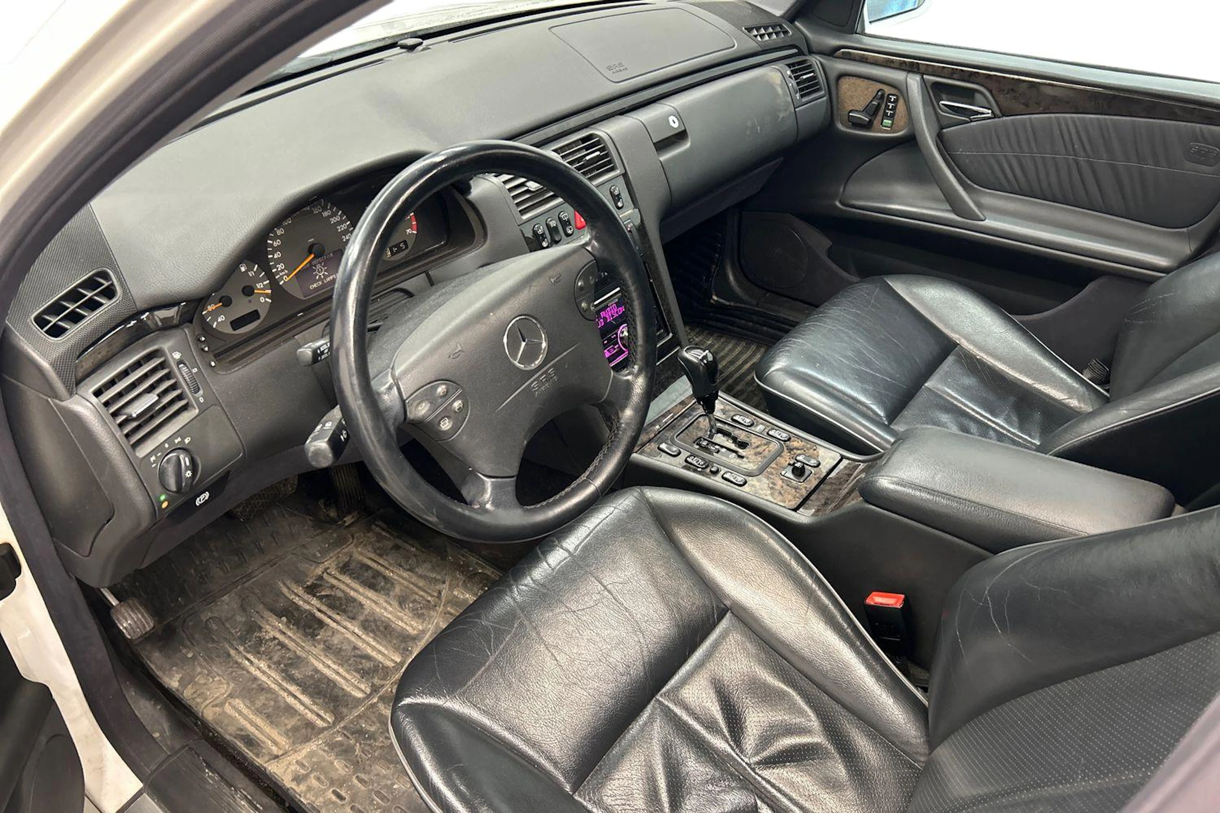 valkoinen Mercedes-Benz E 2000 kuva 6.