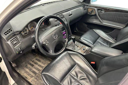 valkoinen Mercedes-Benz E 2000 kuva 6.