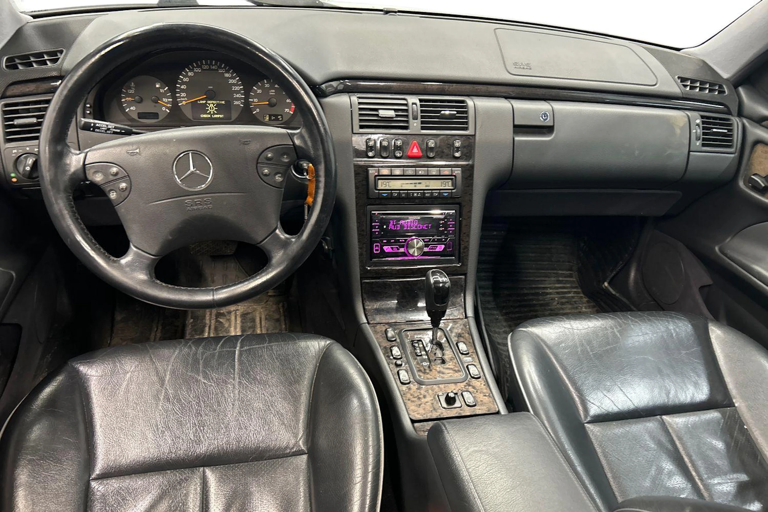 valkoinen Mercedes-Benz E 2000 kuva 7.