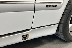valkoinen Mercedes-Benz E 2000 kuva 24.