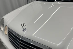 valkoinen Mercedes-Benz E 2000 kuva 25.