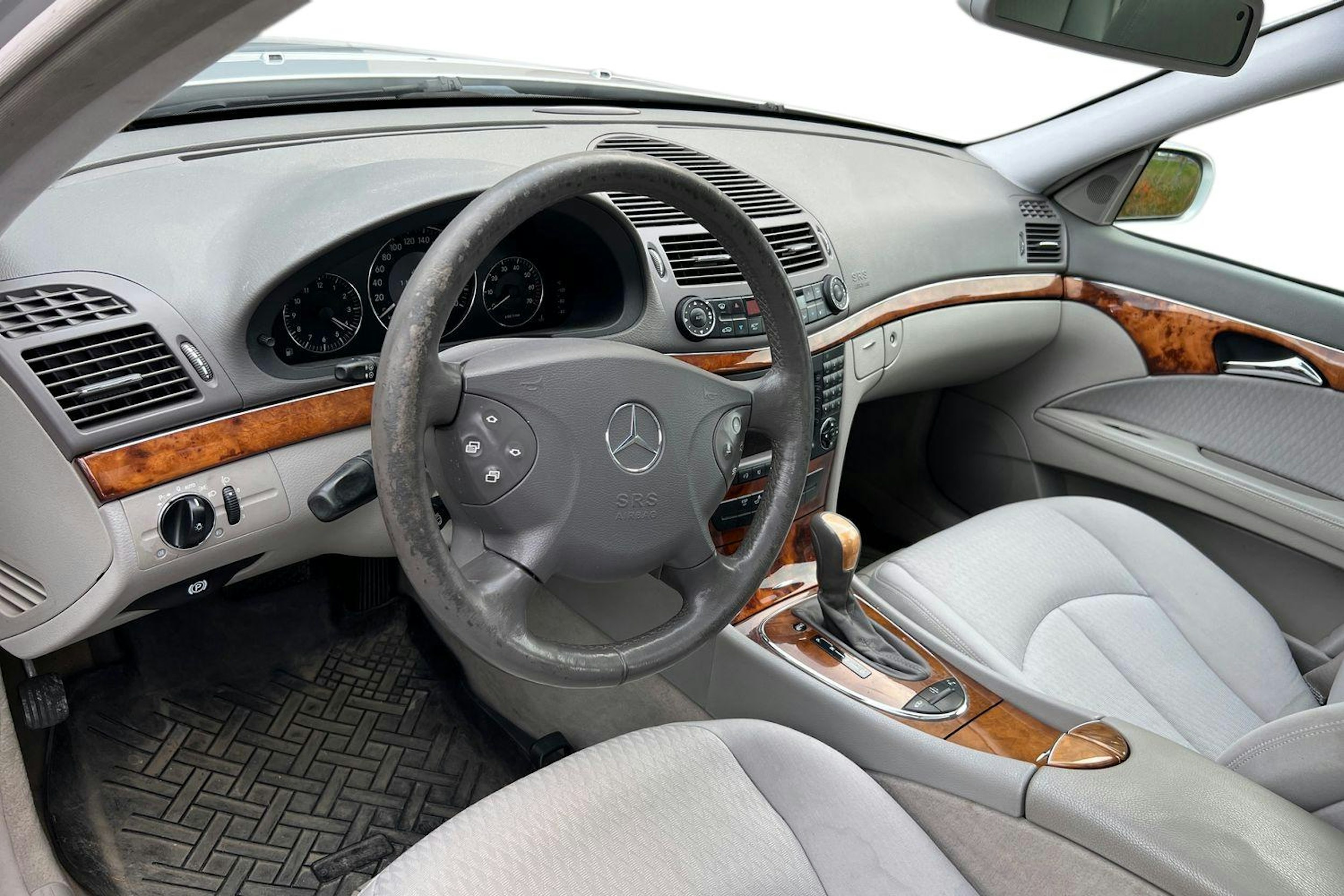 hopea Mercedes-Benz E 2002 kuva 3.