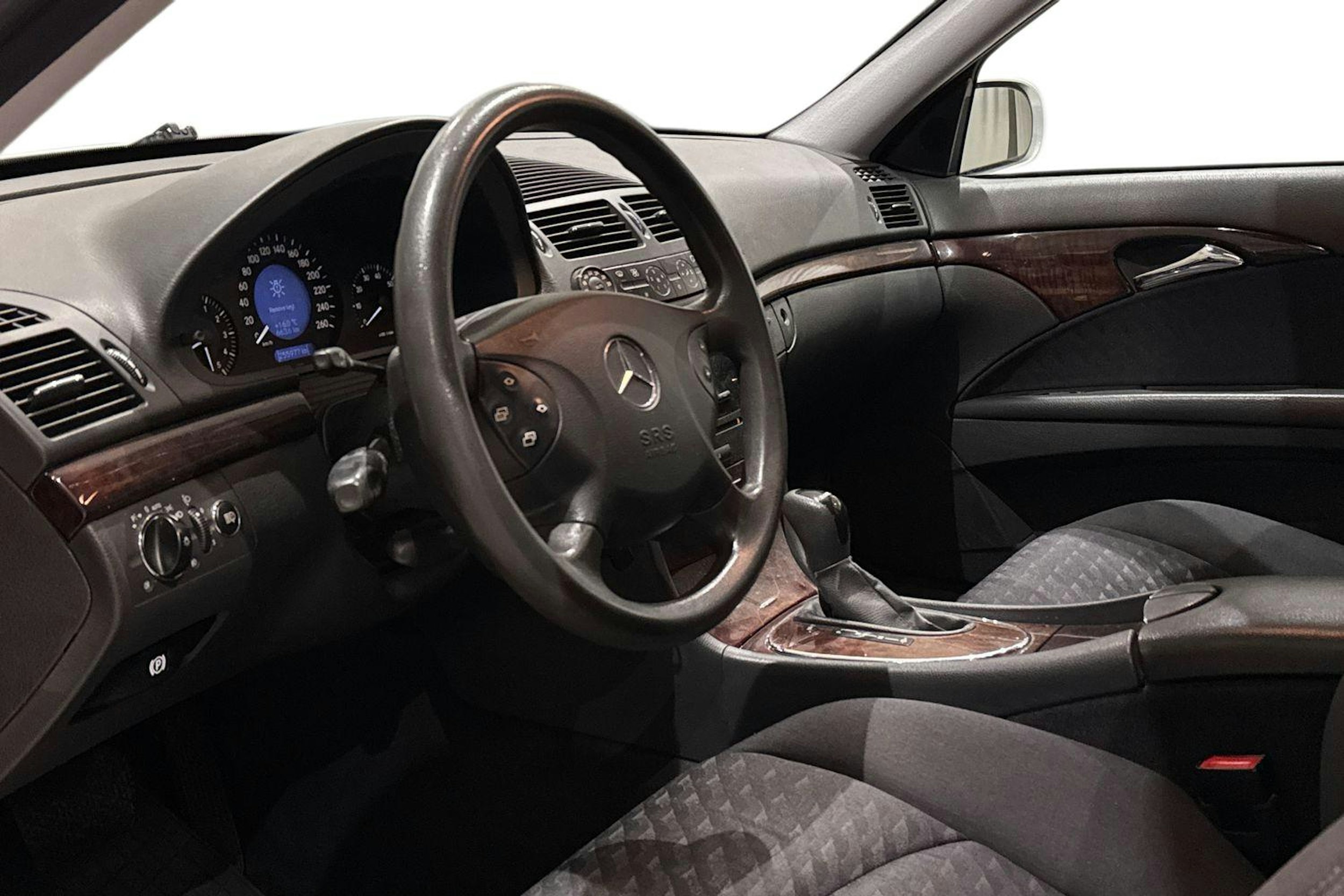 met. harmaa Mercedes-Benz E 2004 kuva 6.