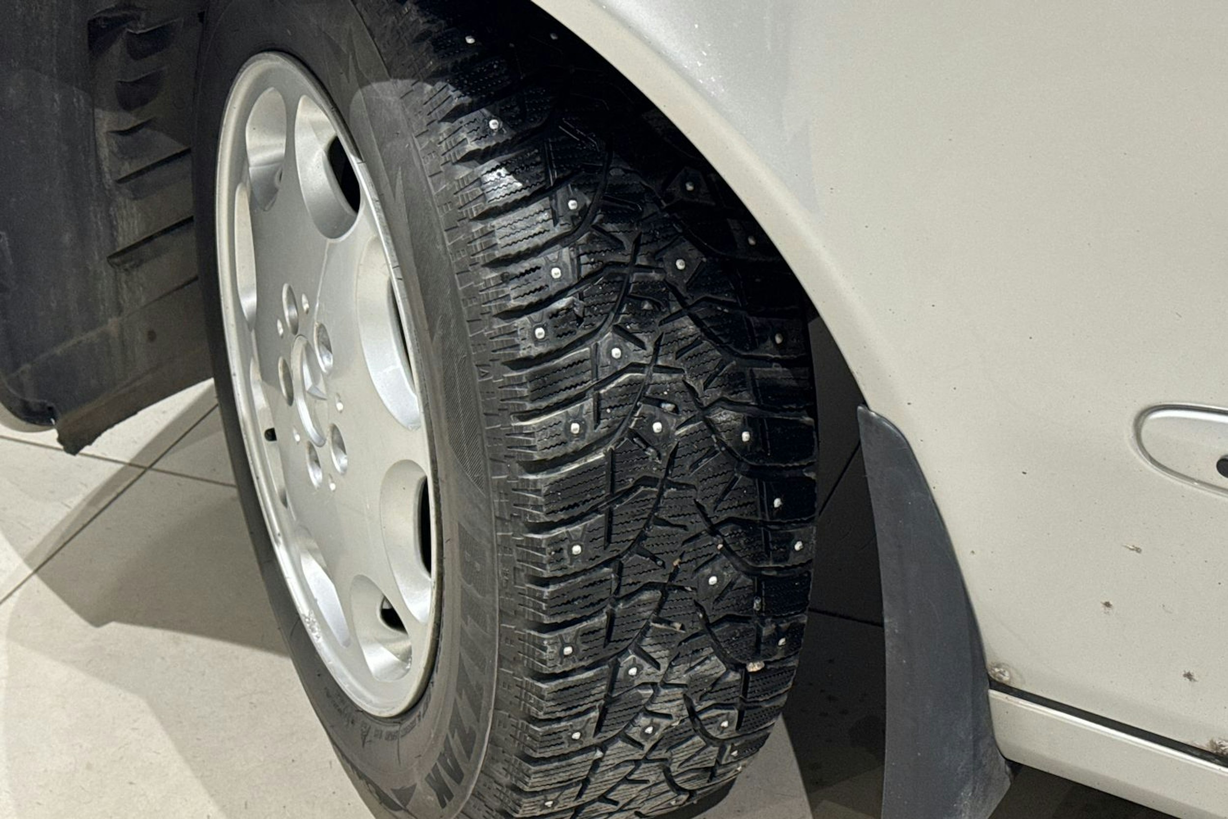 met. harmaa Mercedes-Benz E 2004 kuva 10.