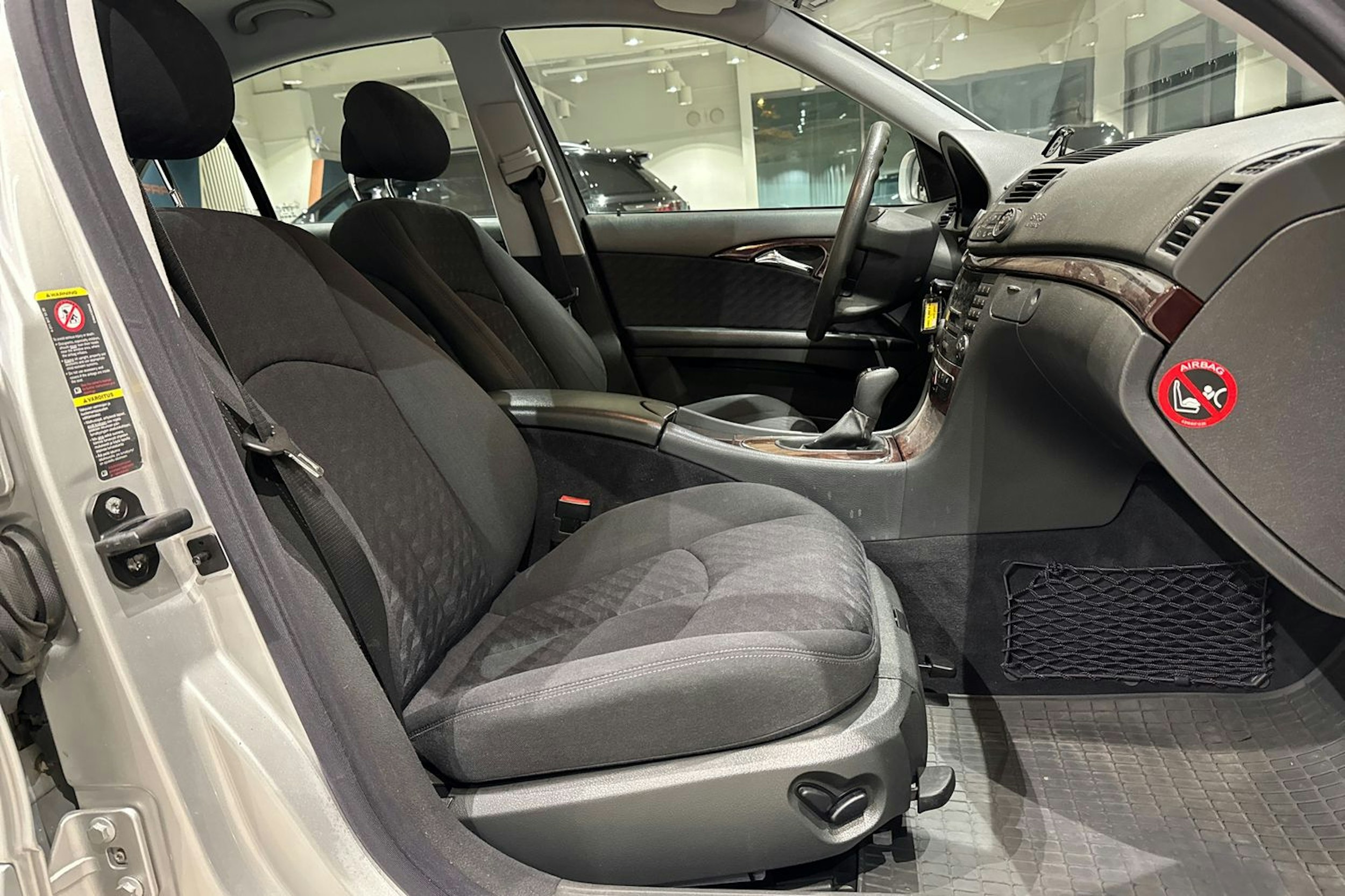 met. harmaa Mercedes-Benz E 2004 kuva 13.