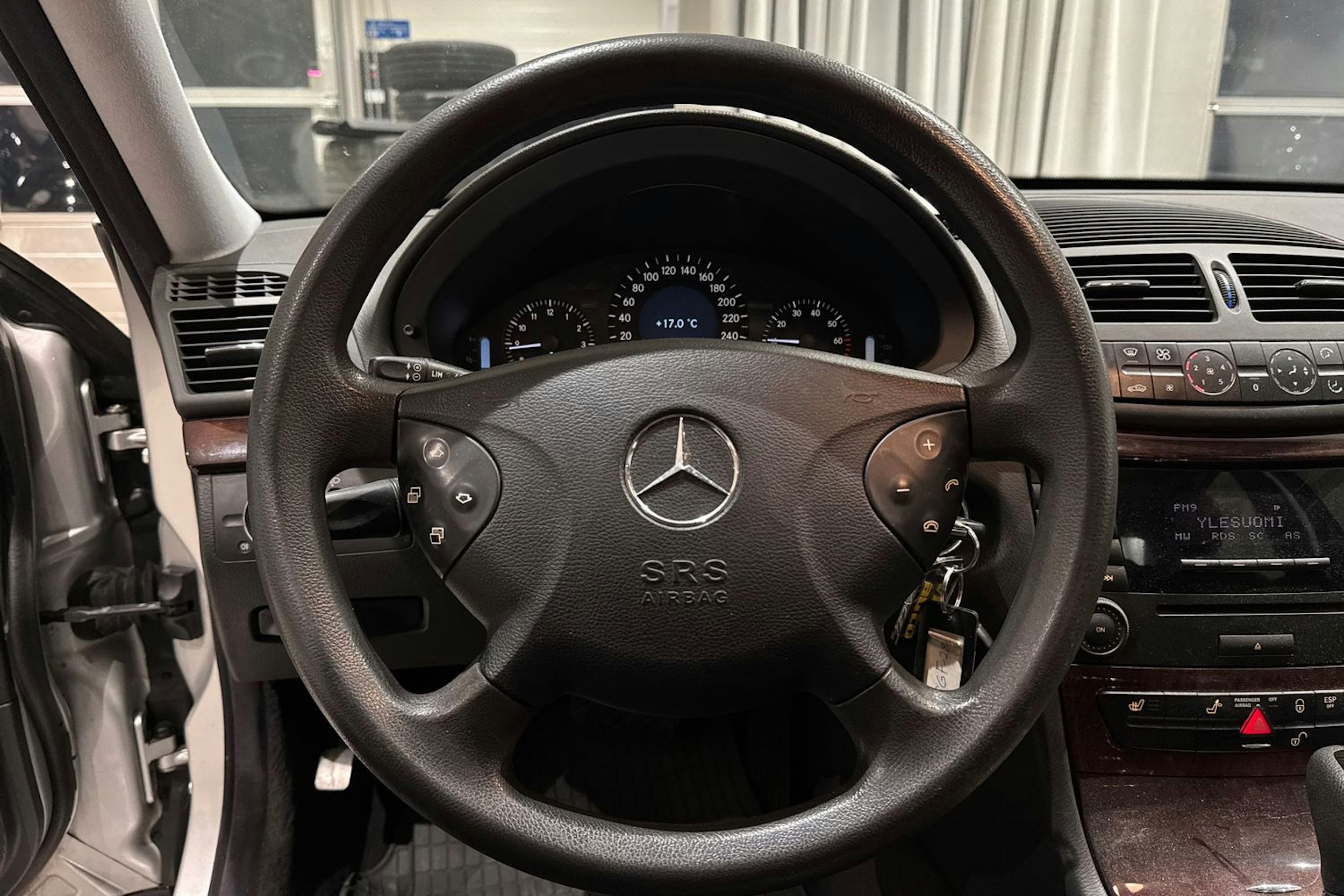 met. harmaa Mercedes-Benz E 2004 kuva 15.