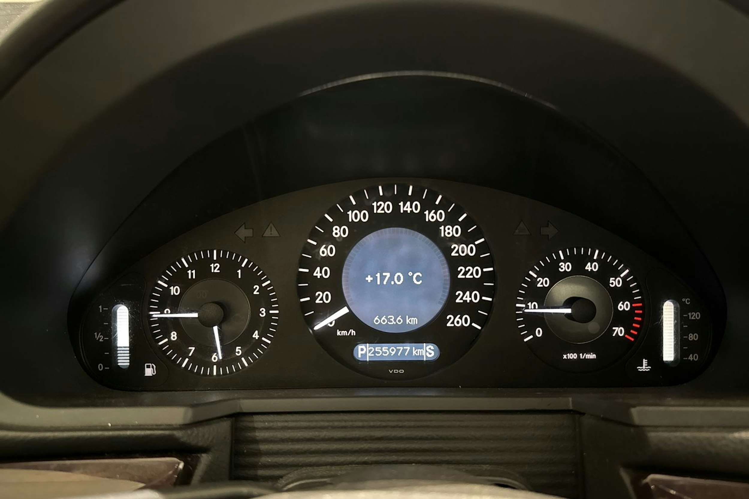 met. harmaa Mercedes-Benz E 2004 kuva 17.