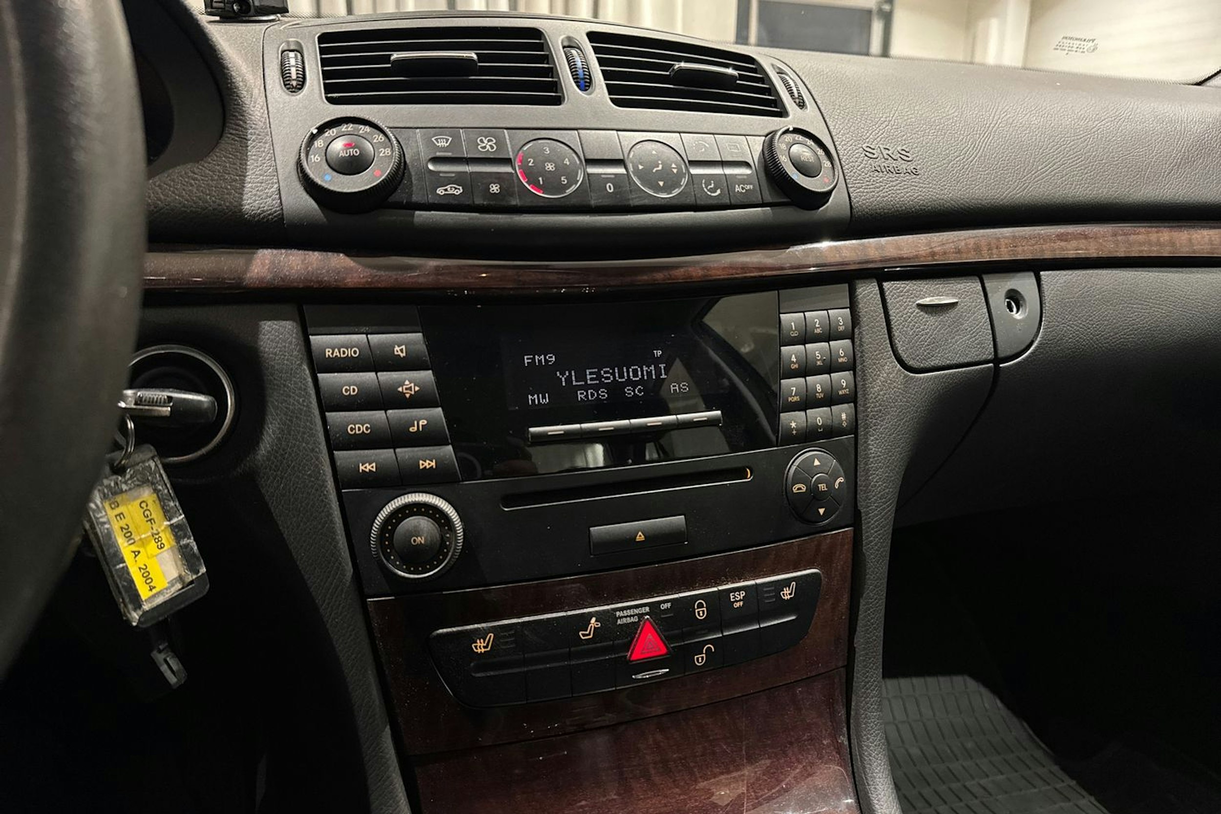 met. harmaa Mercedes-Benz E 2004 kuva 18.