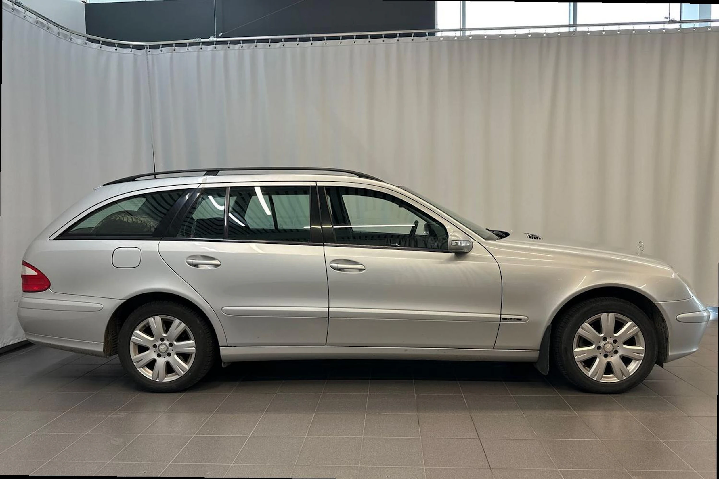 harmaa Mercedes-Benz E 2004 kuva 8.