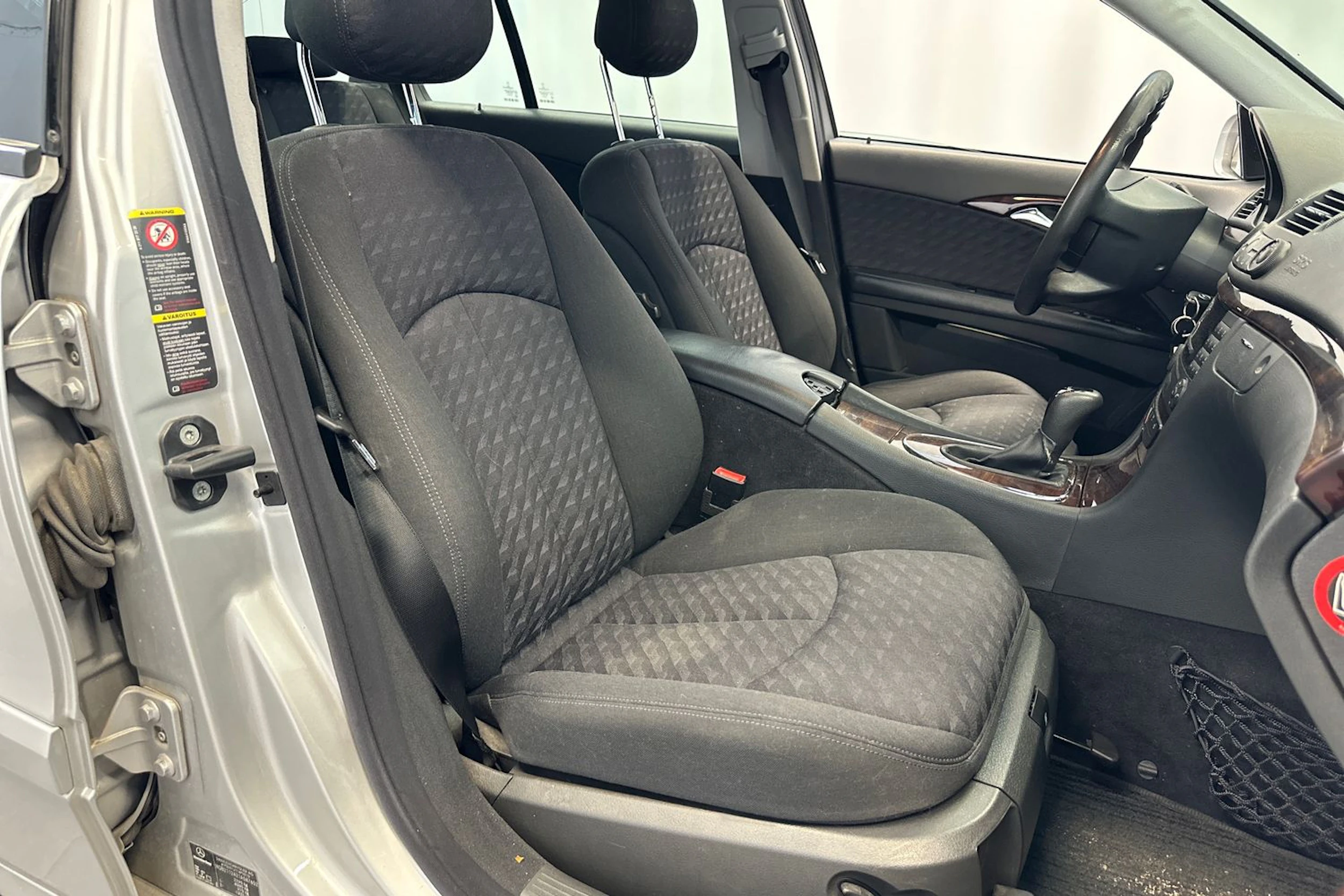 harmaa Mercedes-Benz E 2004 kuva 14.