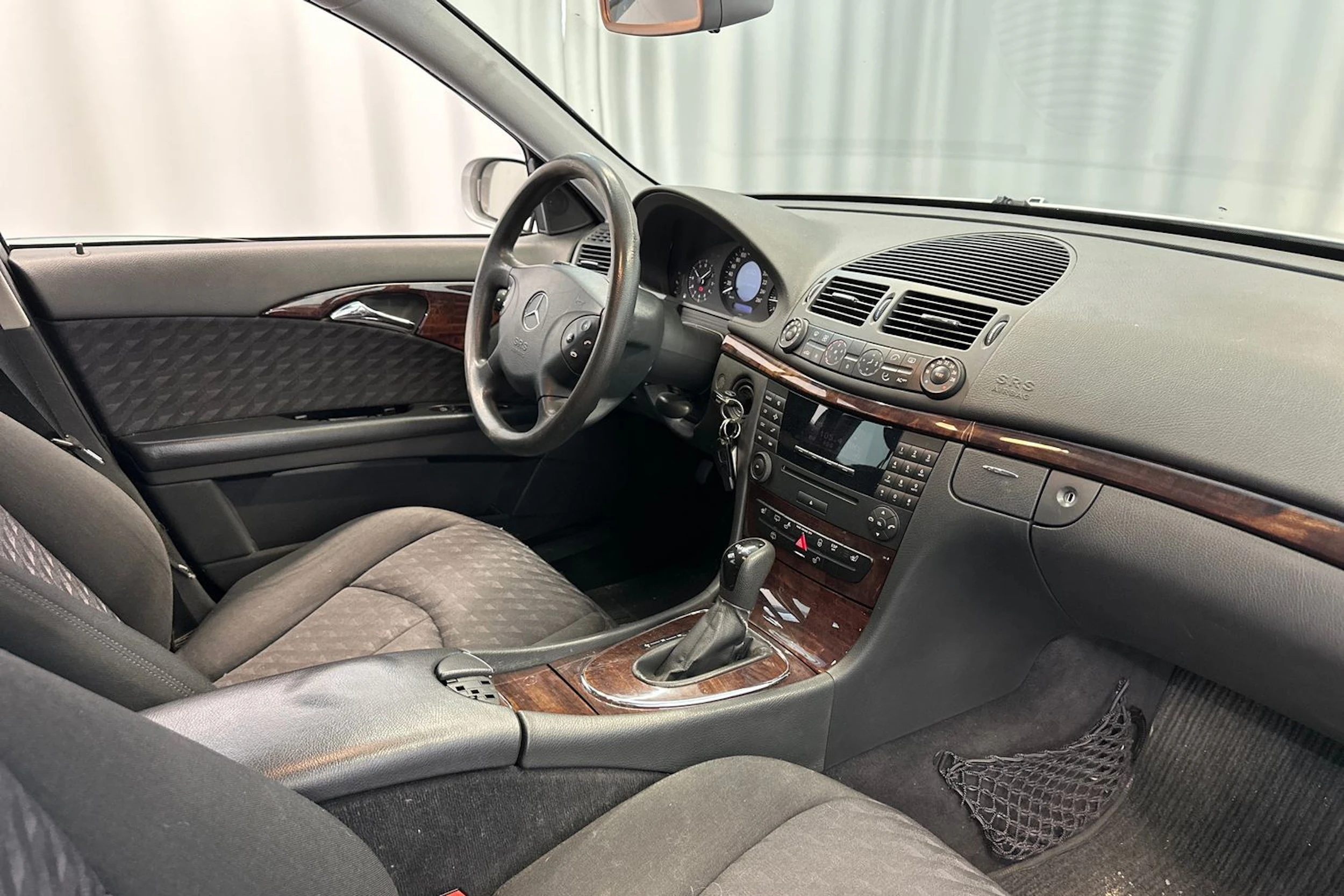 harmaa Mercedes-Benz E 2004 kuva 15.