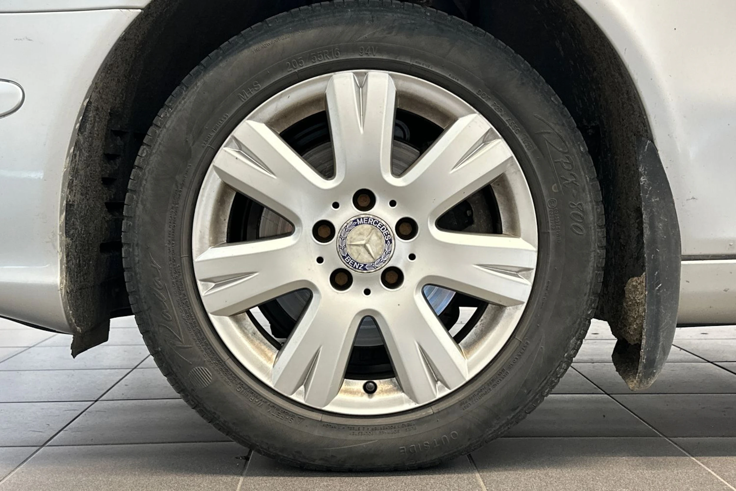 harmaa Mercedes-Benz E 2004 kuva 26.