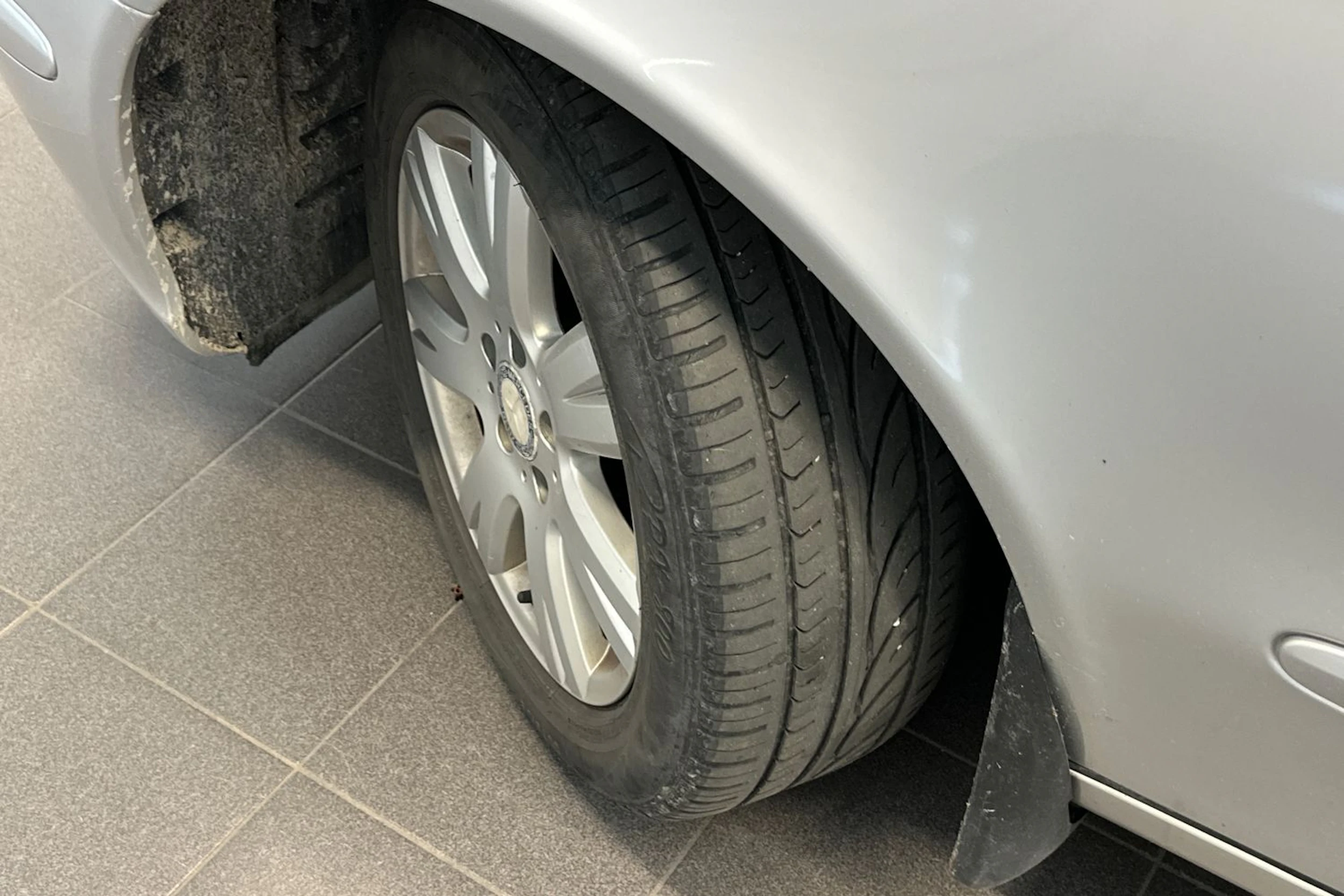 harmaa Mercedes-Benz E 2004 kuva 27.