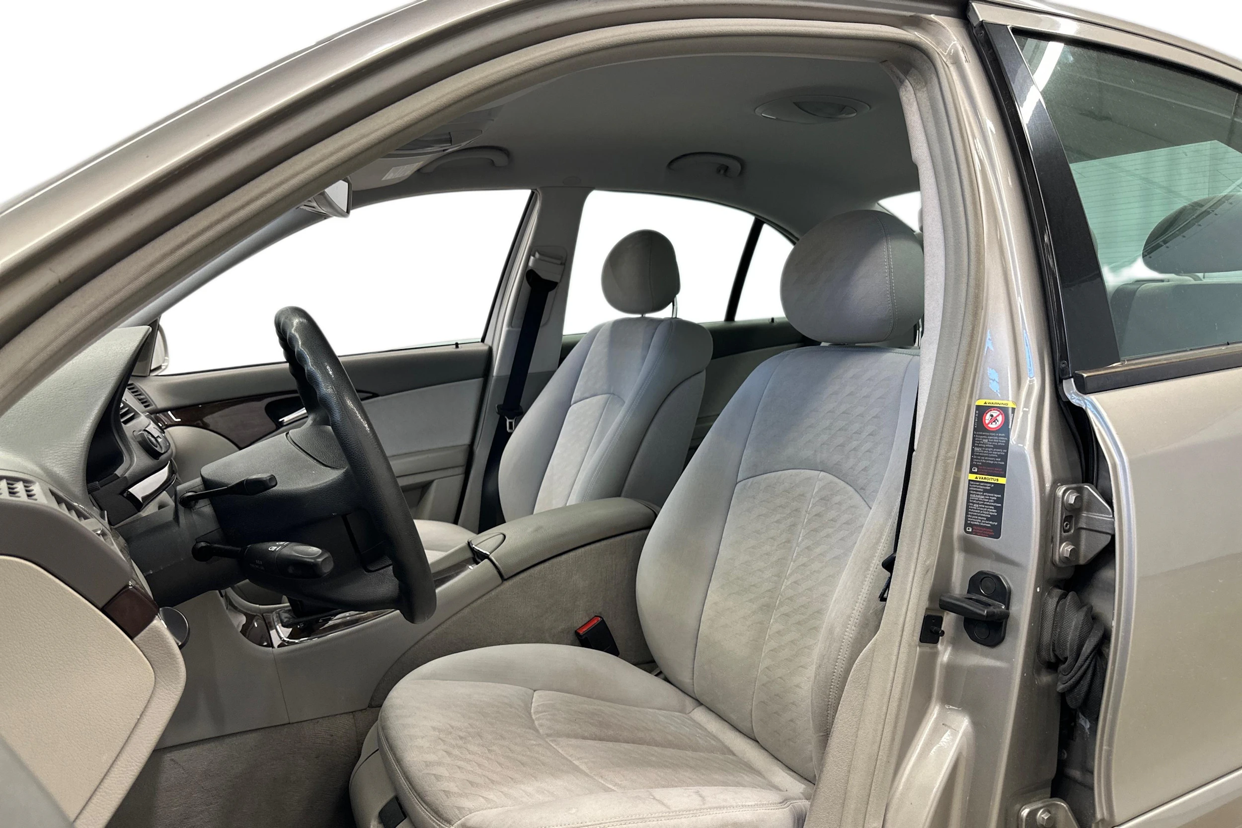 Harmaa Mercedes-Benz E 2004 kuva 6.