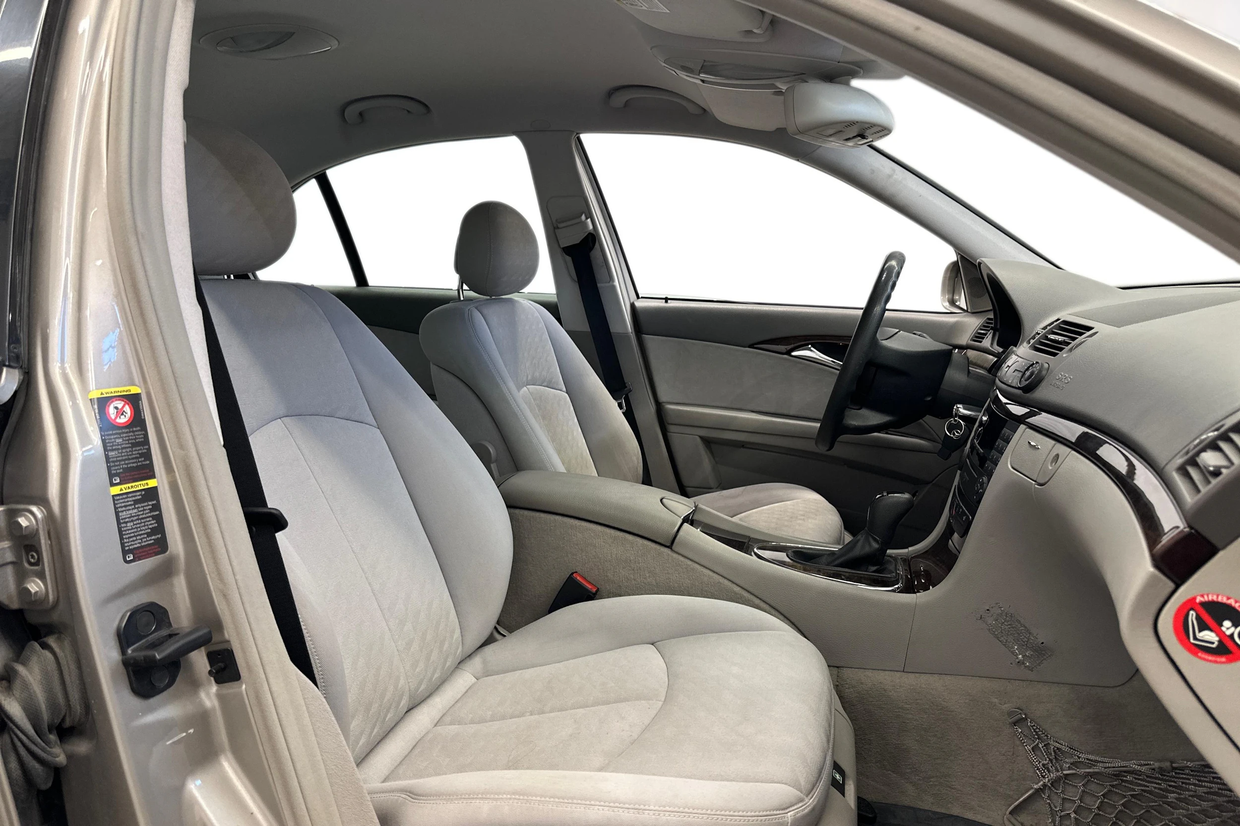 Harmaa Mercedes-Benz E 2004 kuva 7.