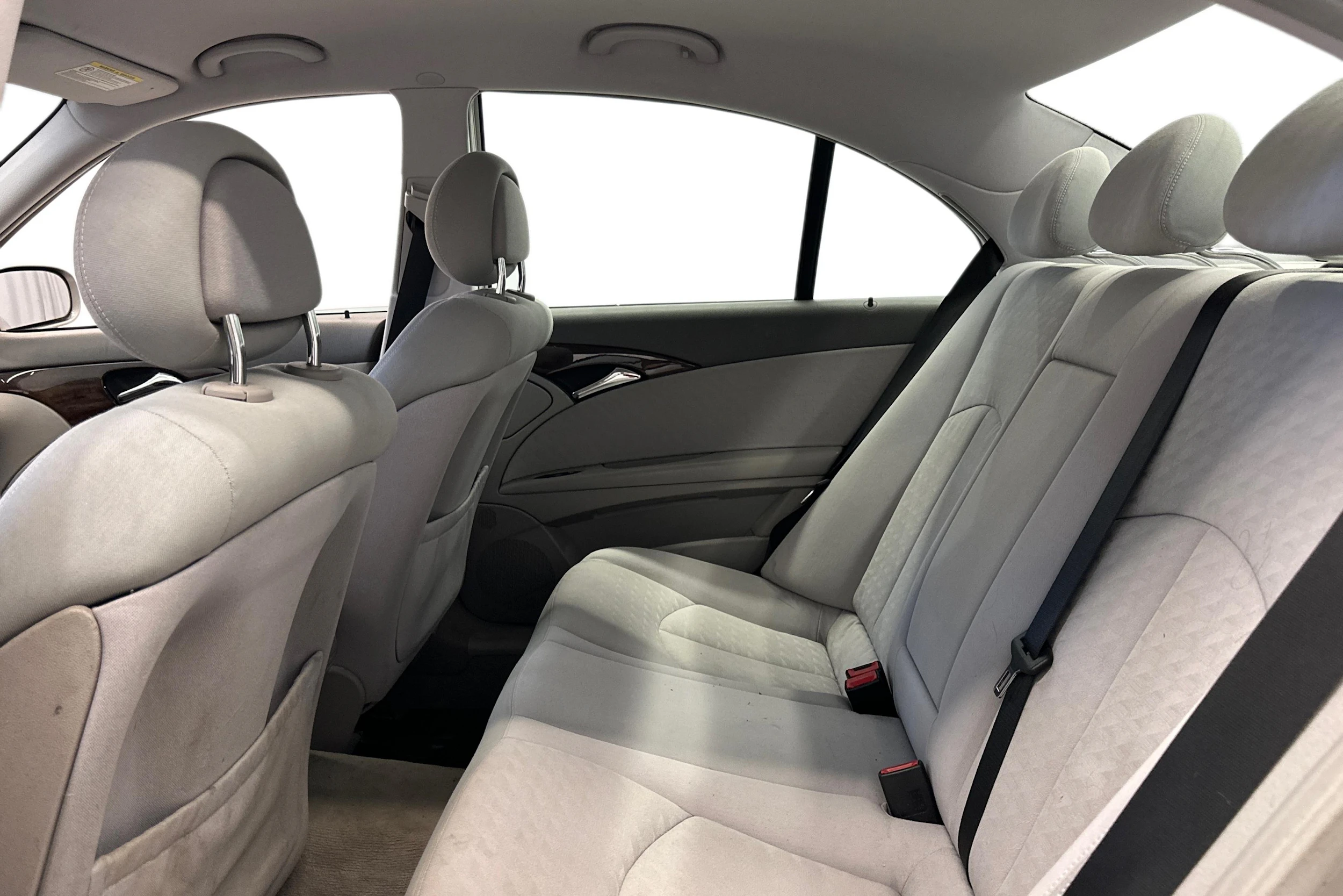 Harmaa Mercedes-Benz E 2004 kuva 8.
