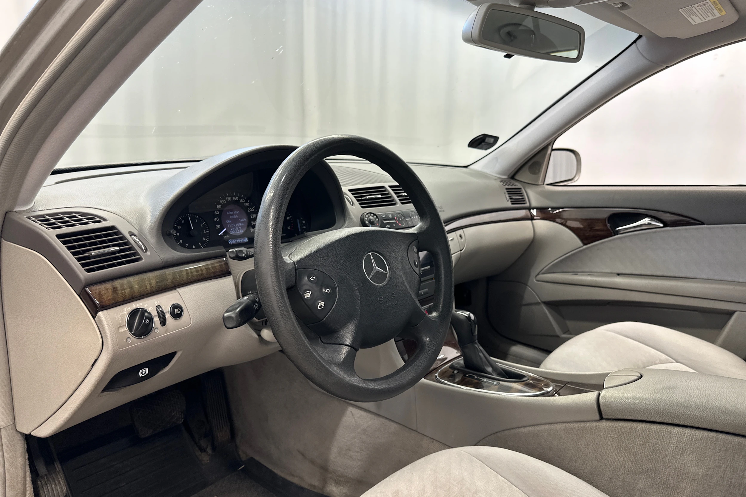 Harmaa Mercedes-Benz E 2004 kuva 10.