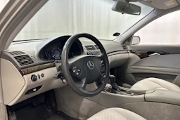 Harmaa Mercedes-Benz E 2004 kuva 10.