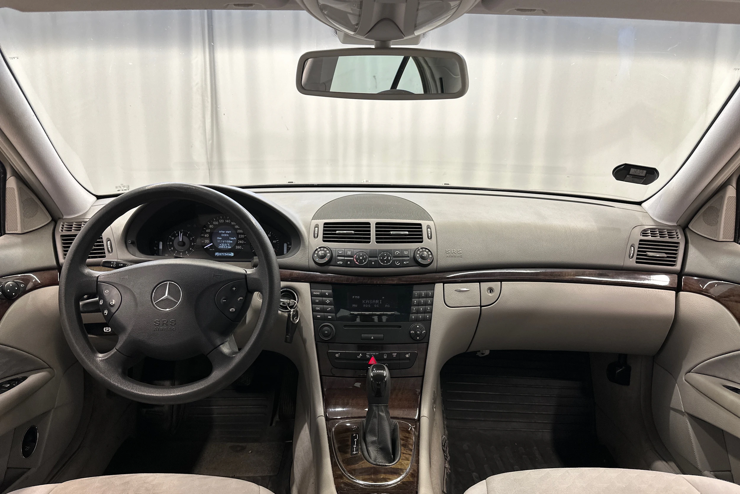 Harmaa Mercedes-Benz E 2004 kuva 11.