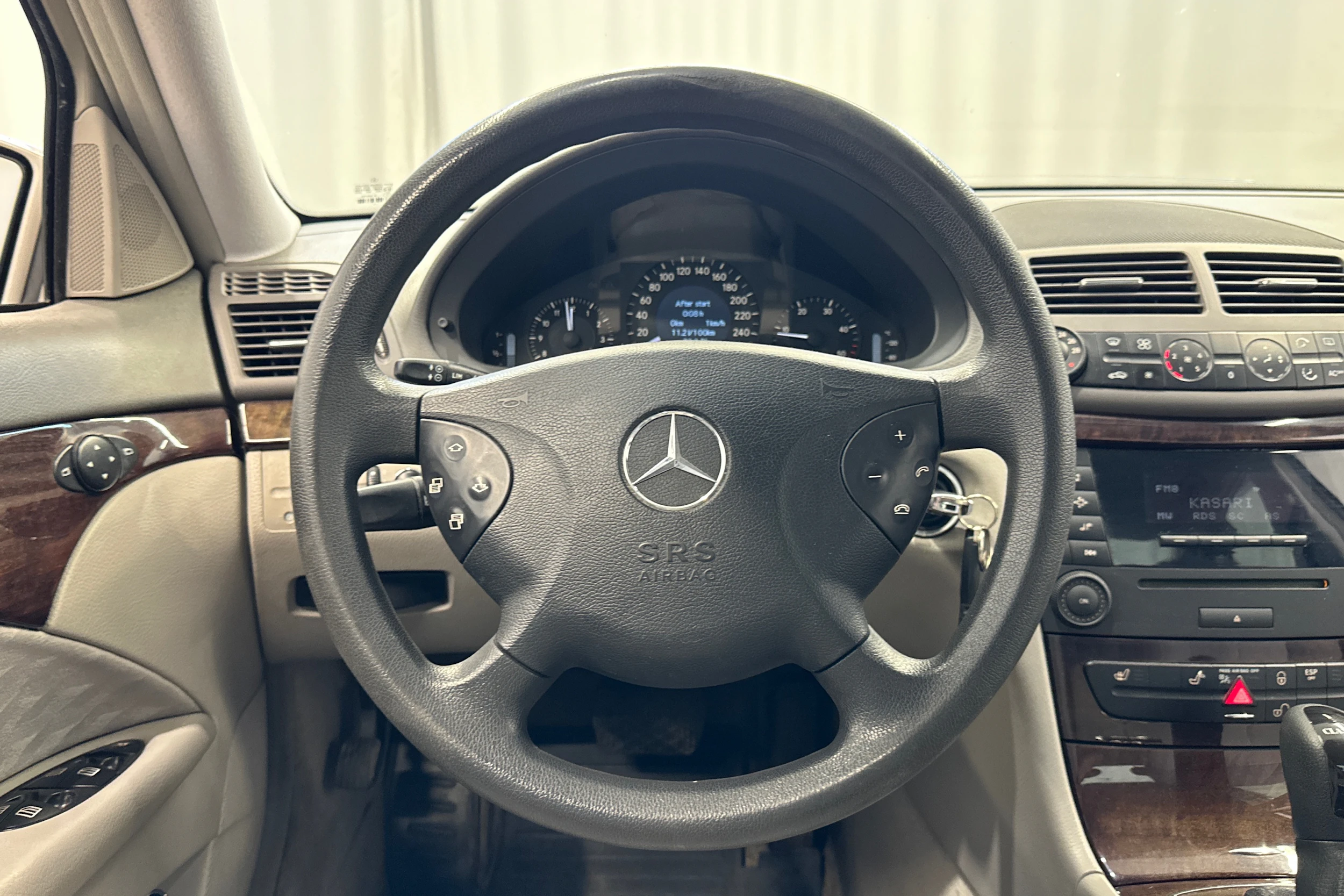 Harmaa Mercedes-Benz E 2004 kuva 12.