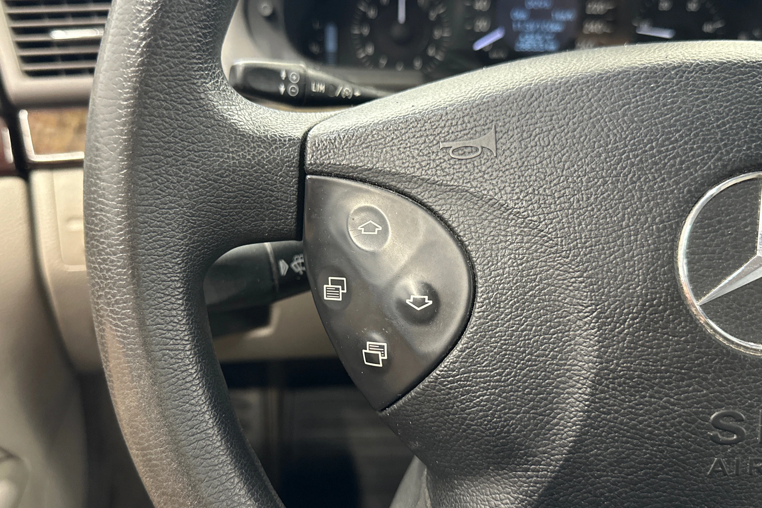 Harmaa Mercedes-Benz E 2004 kuva 13.