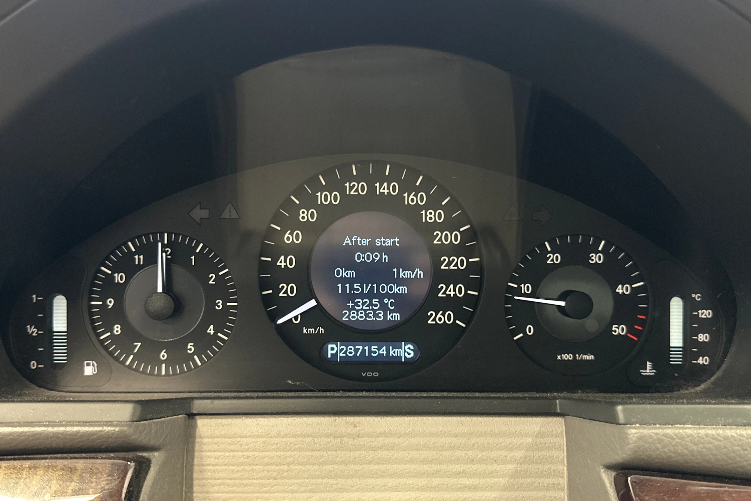 Harmaa Mercedes-Benz E 2004 kuva 15.