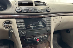 Harmaa Mercedes-Benz E 2004 kuva 16.