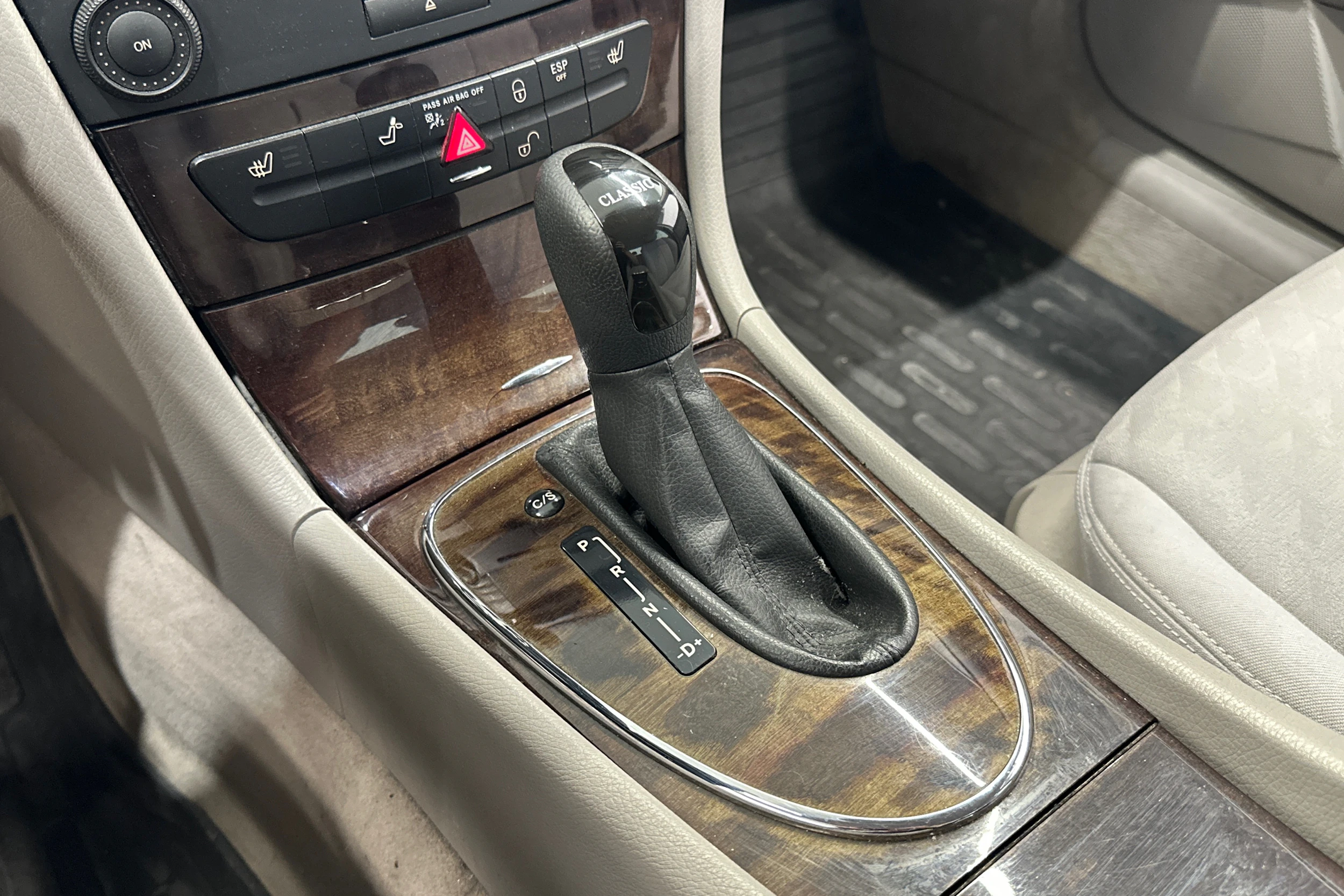 Harmaa Mercedes-Benz E 2004 kuva 17.