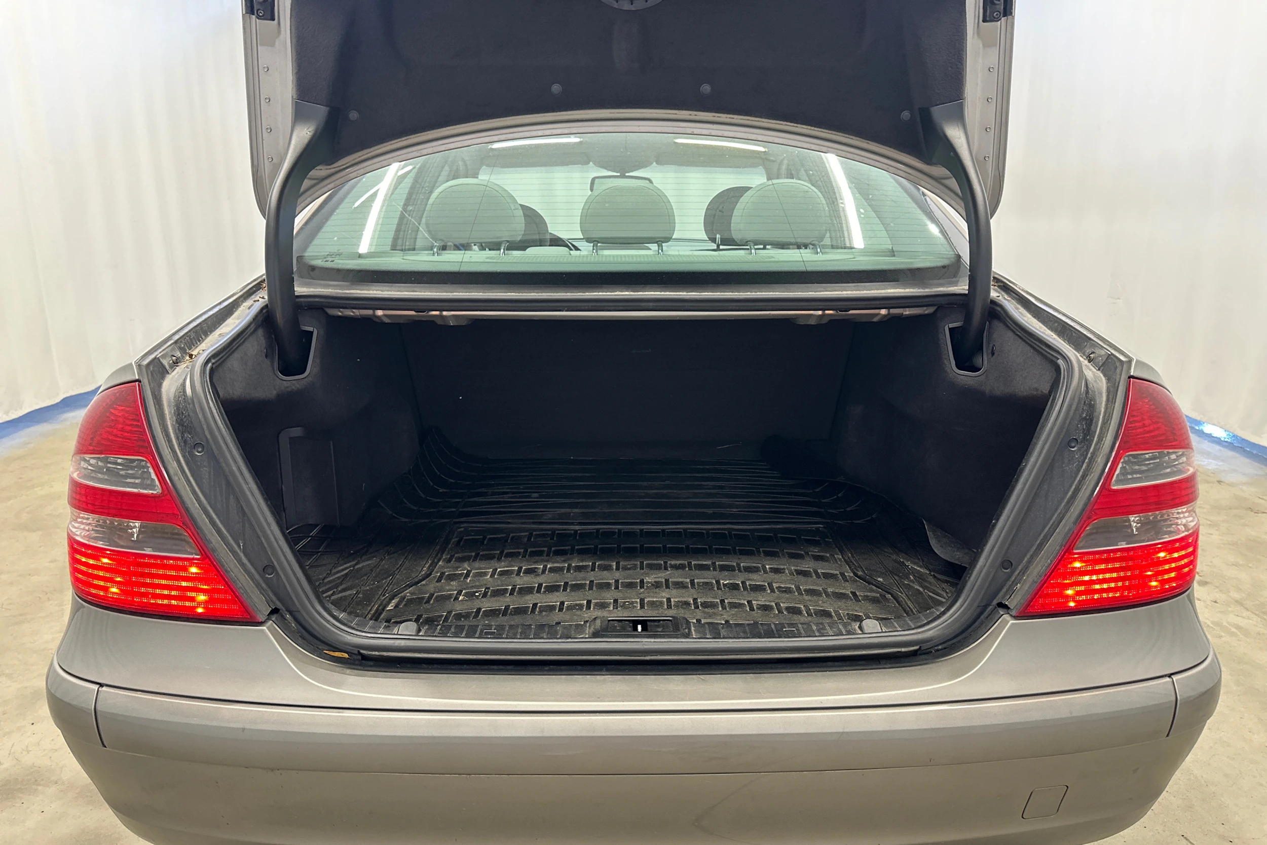 Harmaa Mercedes-Benz E 2004 kuva 23.