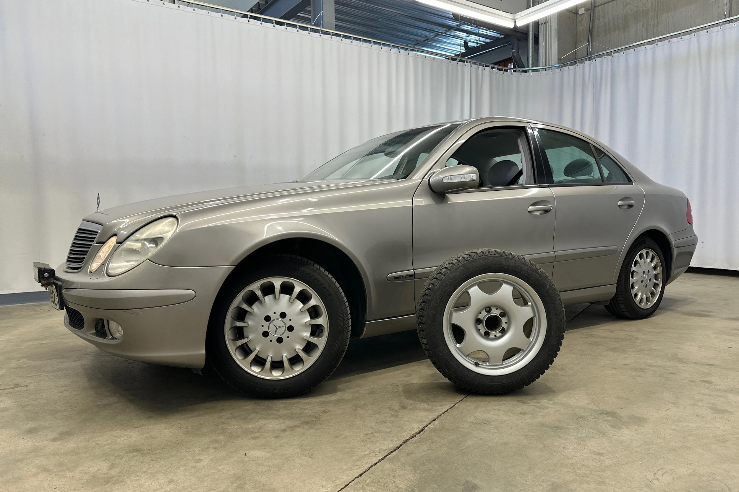 Harmaa Mercedes-Benz E 2004 kuva 24.
