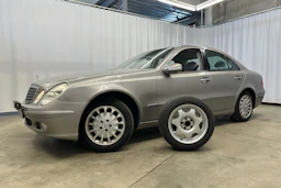 Harmaa Mercedes-Benz E 2004 kuva 24.