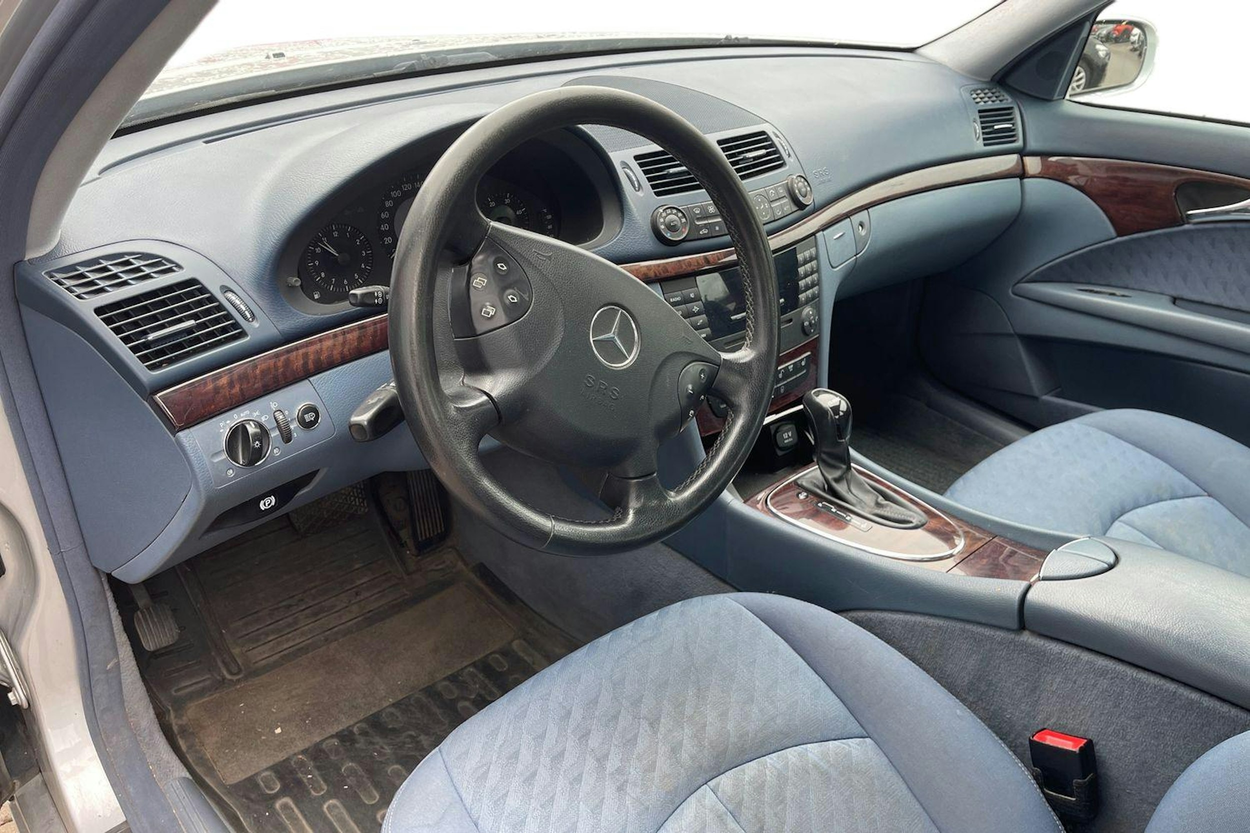 Harmaa Mercedes-Benz E 2005 kuva 3.