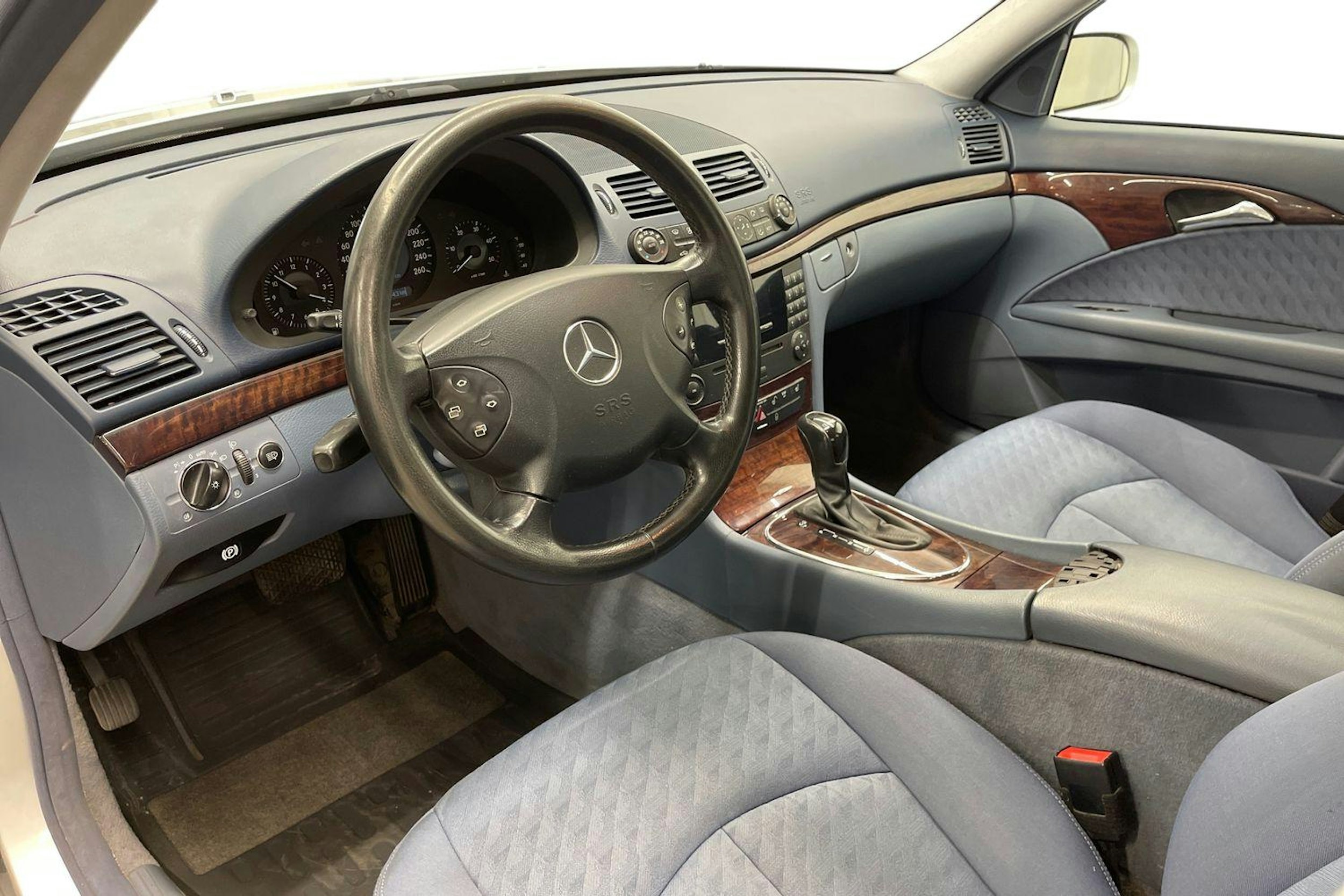 Harmaa Mercedes-Benz E 2005 kuva 7.