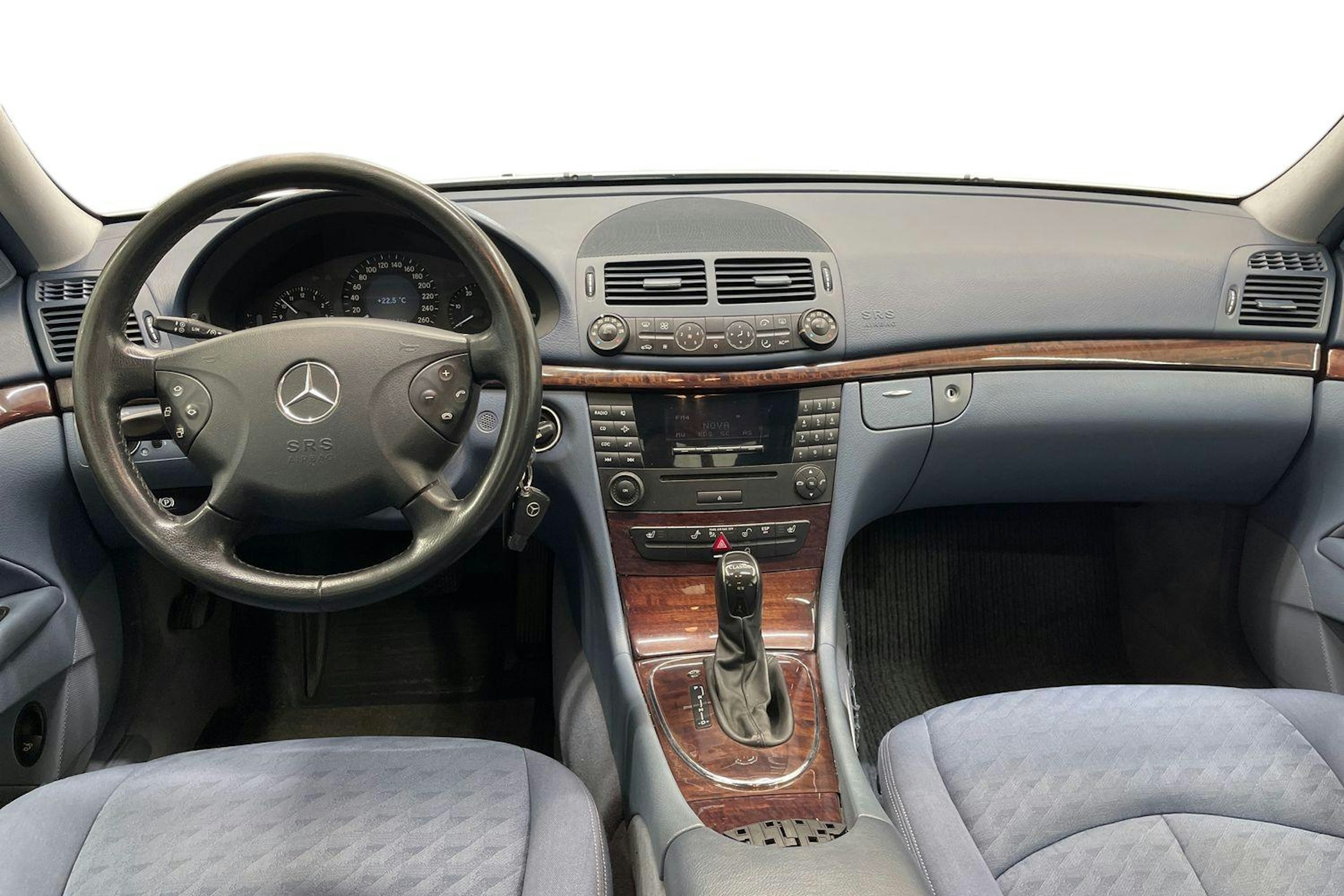 Harmaa Mercedes-Benz E 2005 kuva 9.