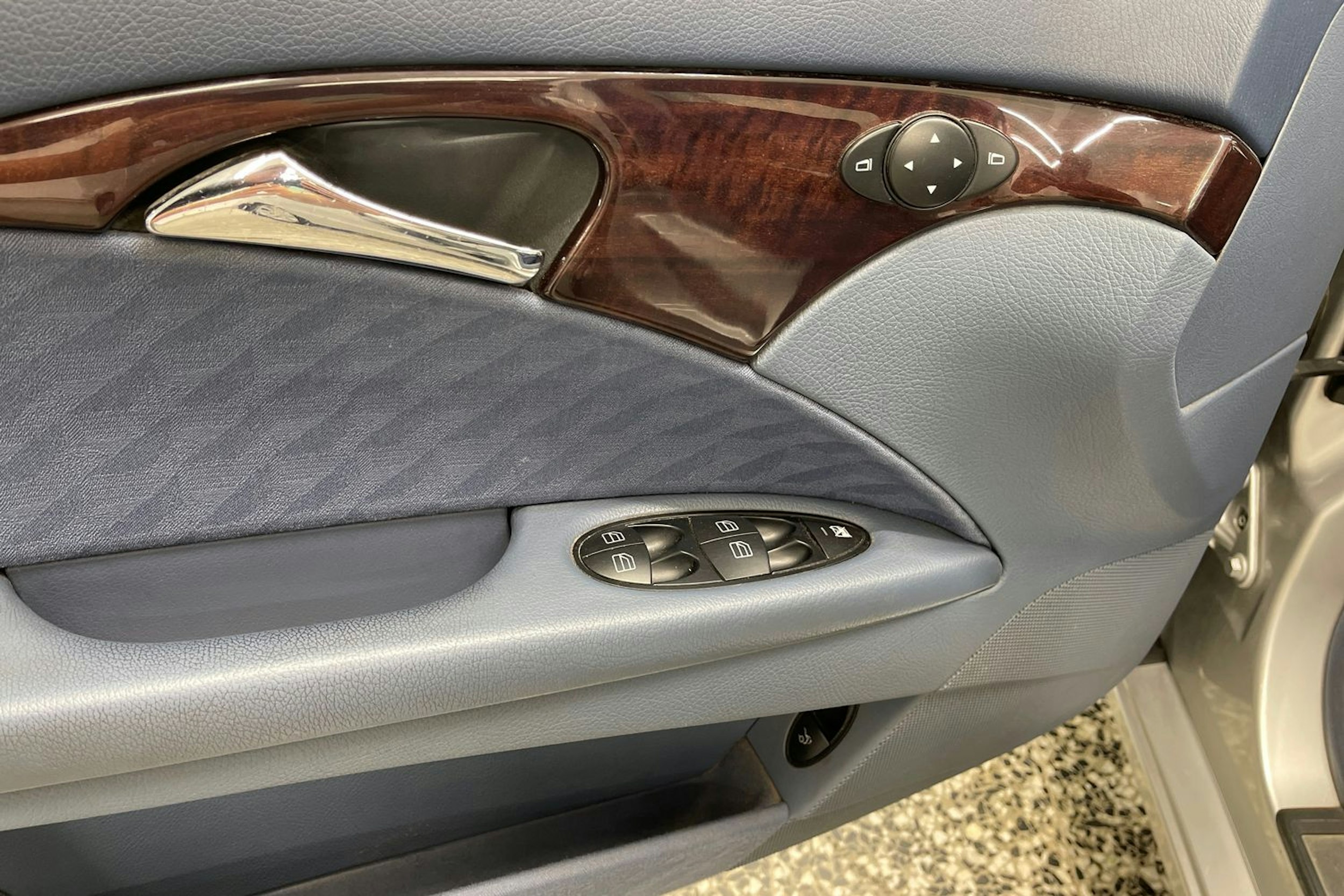 Harmaa Mercedes-Benz E 2005 kuva 15.