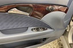 Harmaa Mercedes-Benz E 2005 kuva 15.