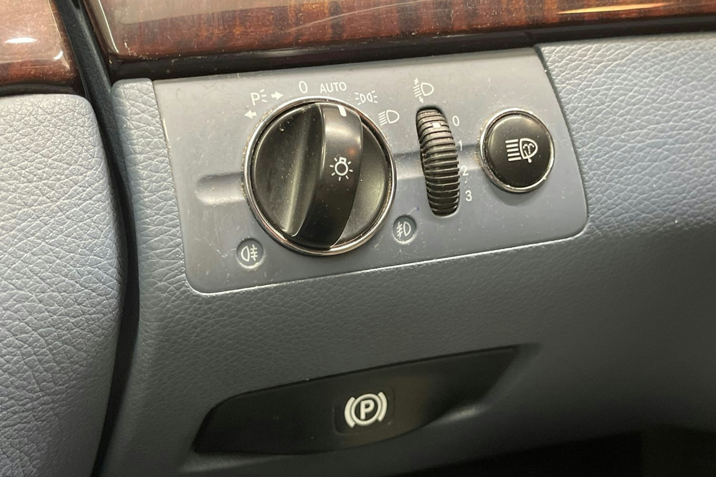 Harmaa Mercedes-Benz E 2005 kuva 16.