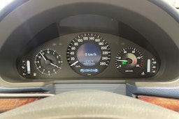 Harmaa Mercedes-Benz E 2005 kuva 19.