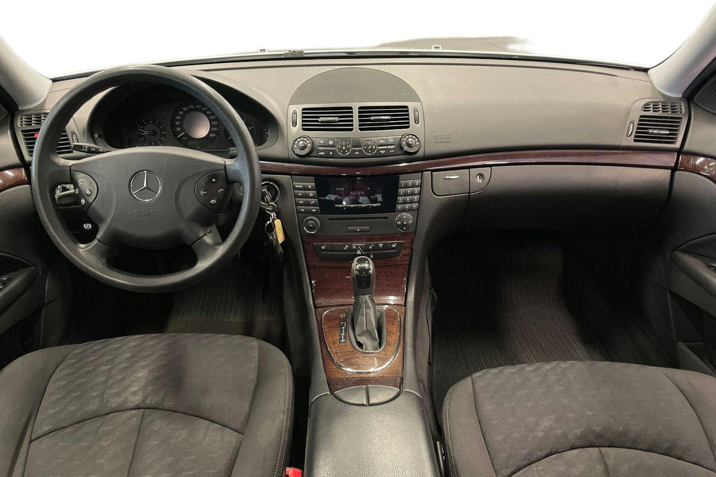 harmaa Mercedes-Benz E 2006 kuva 9.