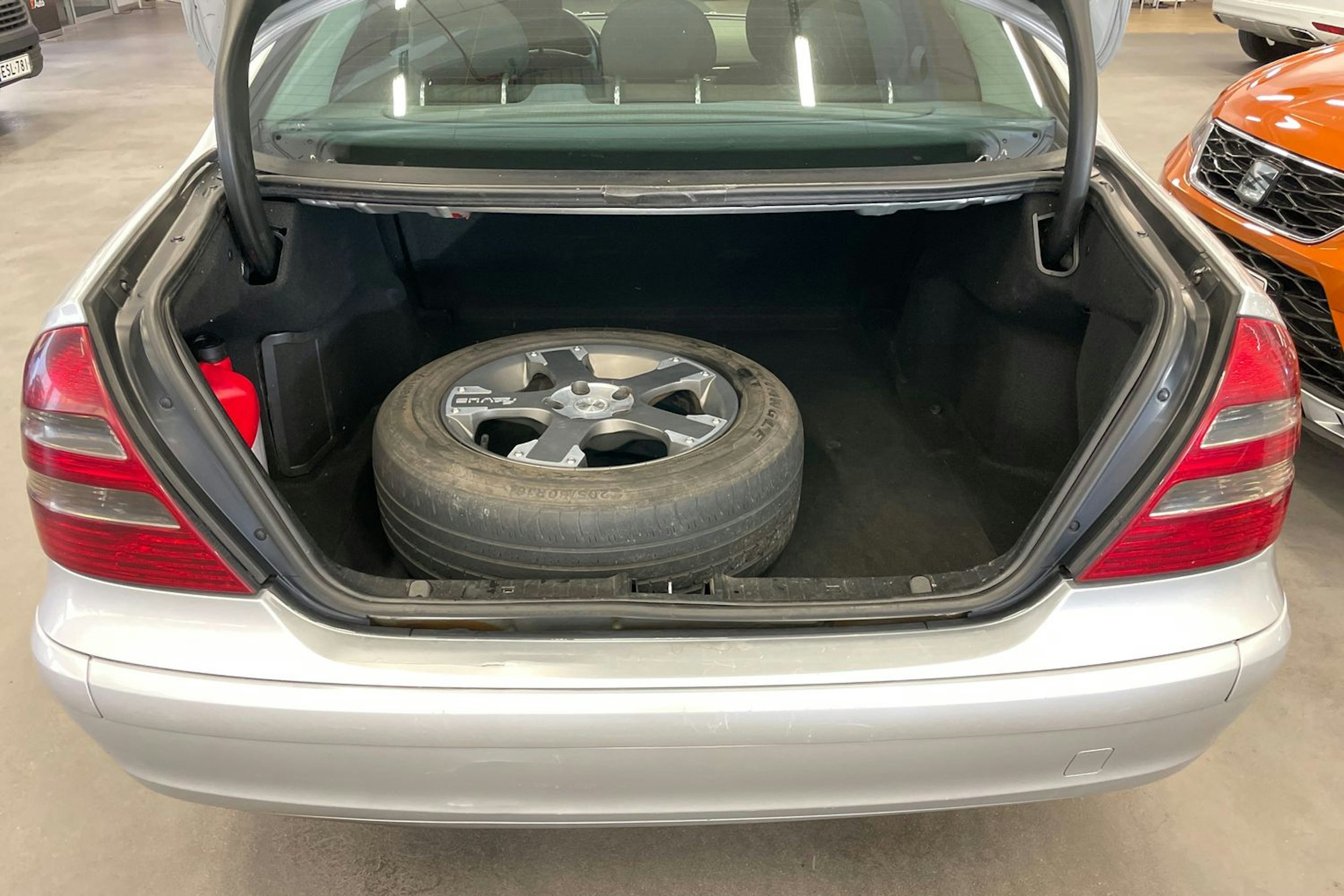 harmaa Mercedes-Benz E 2006 kuva 19.